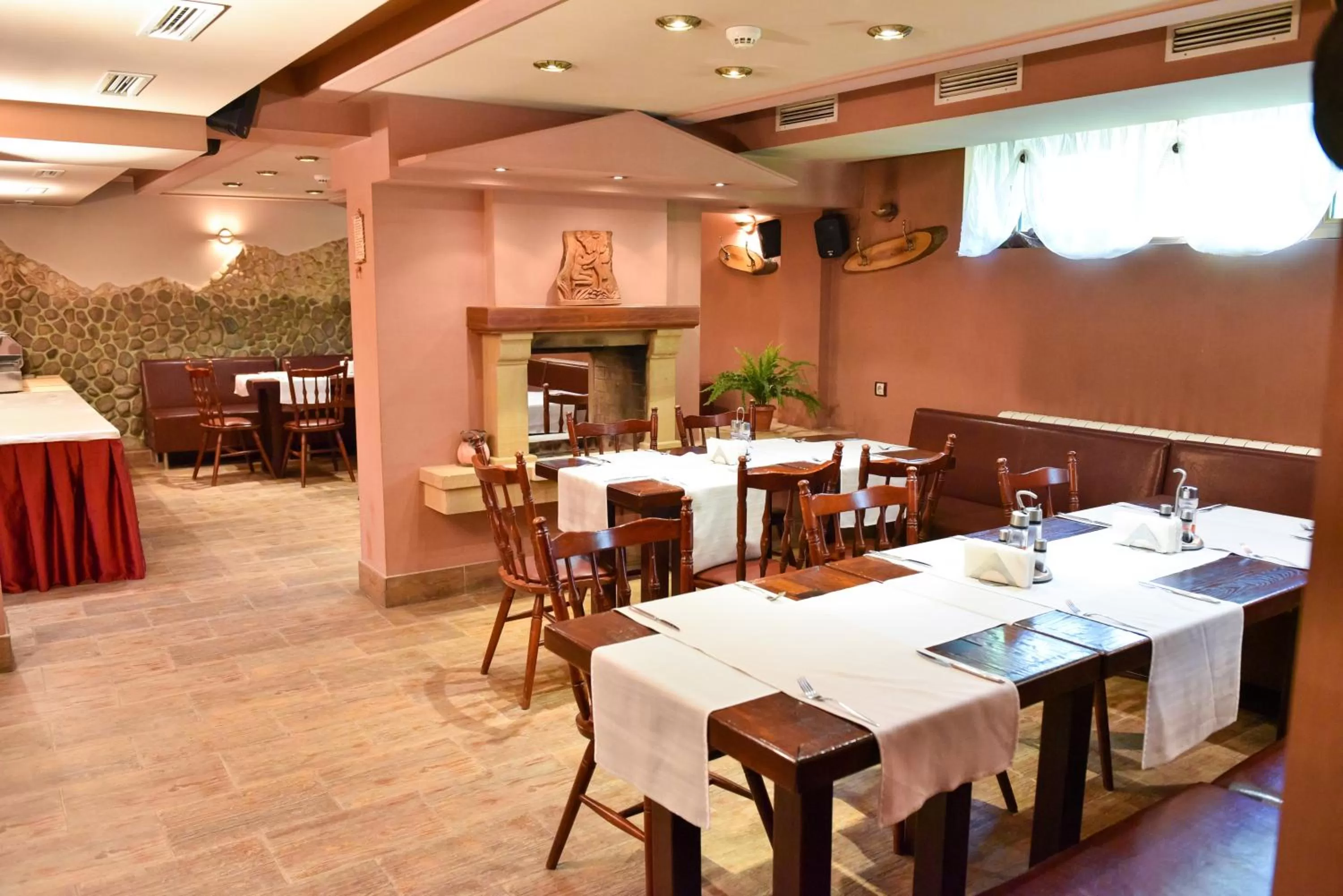 Restaurant/places to eat in Martin Club Hotel