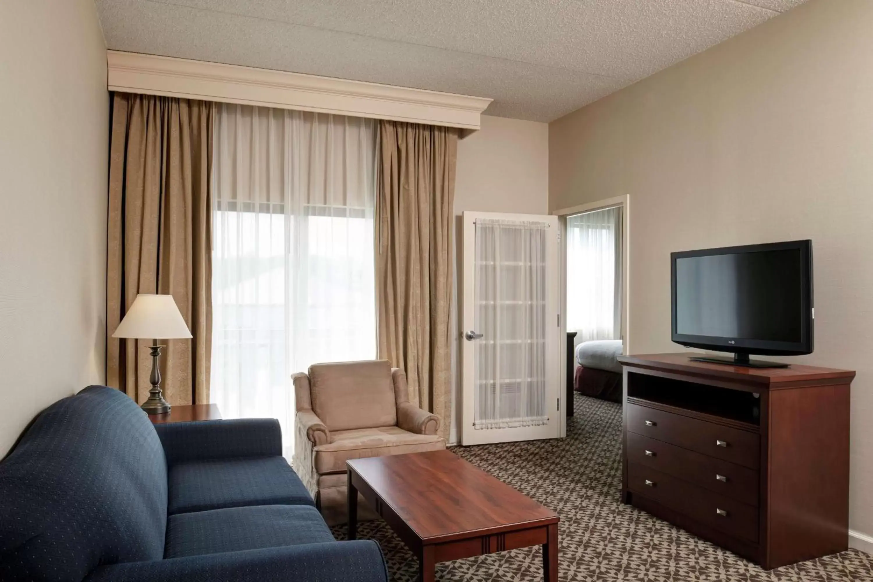 Living room, TV/Entertainment Center in DoubleTree Suites by Hilton Mount Laurel