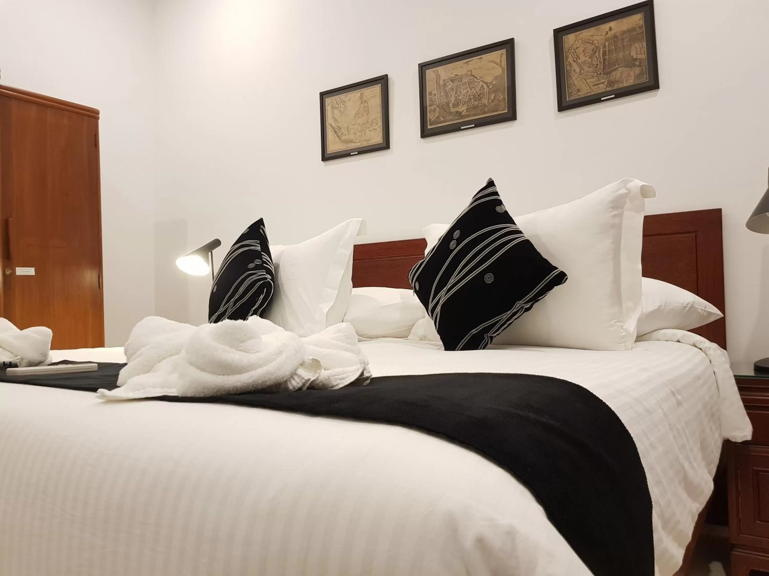 Bed in Heeren Straits Hotel