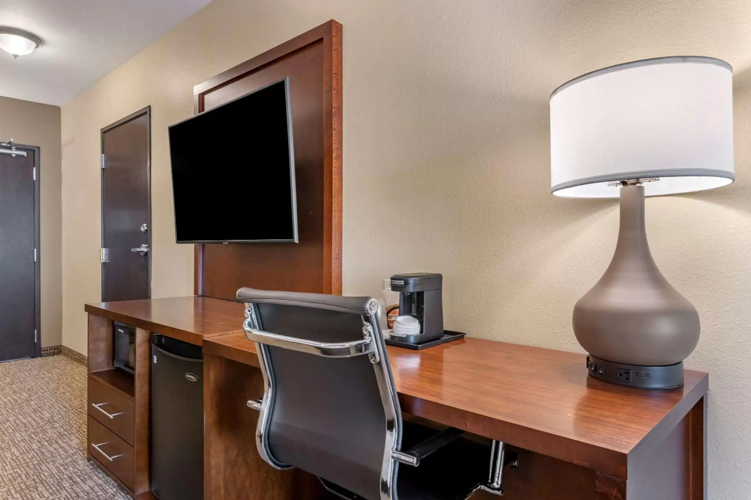 Photo of the whole room, TV/Entertainment Center in Comfort Suites Daytona Beach - Speedway