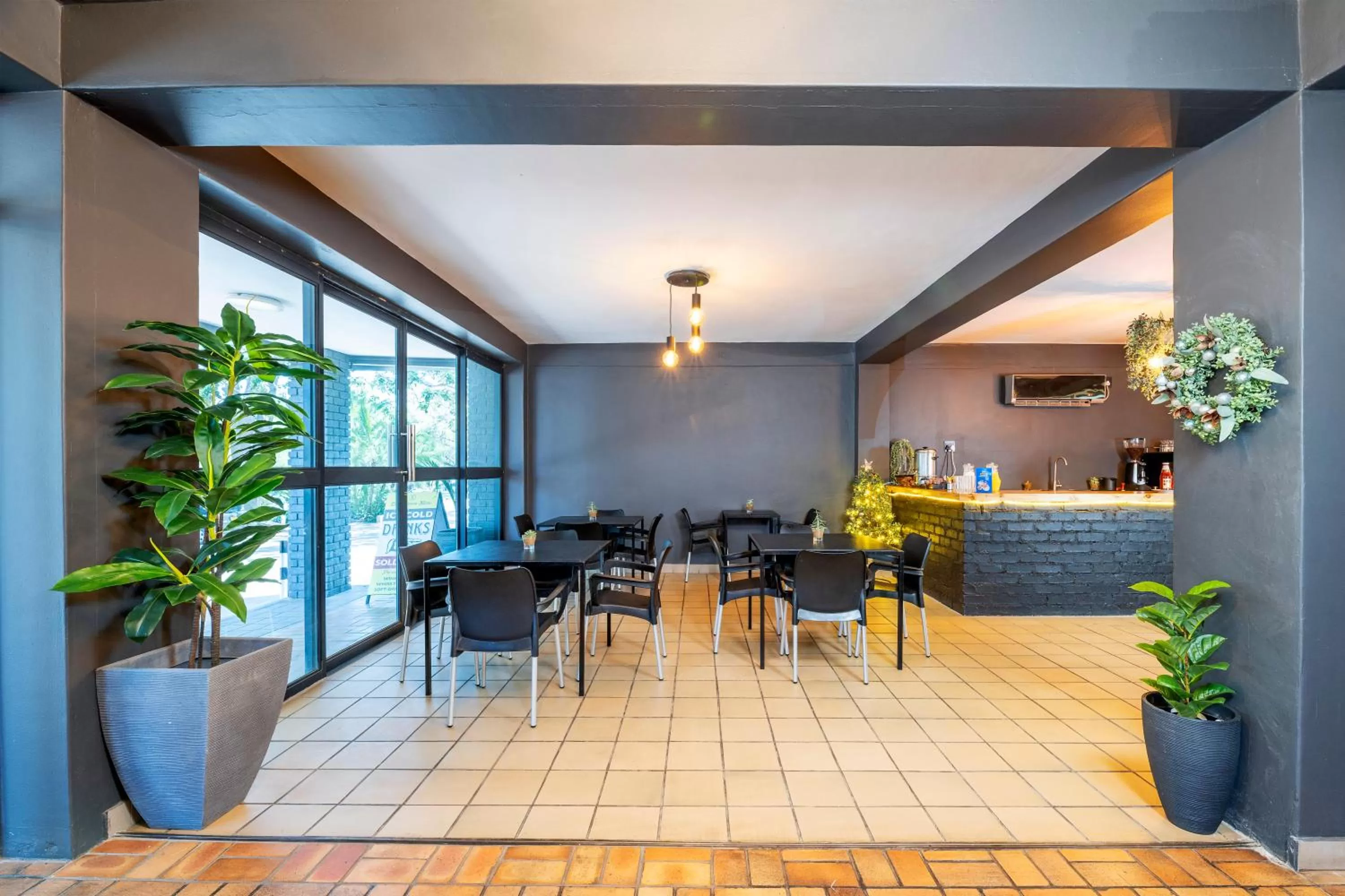 Restaurant/places to eat in N1 Hotel & Campsite Victoria Falls