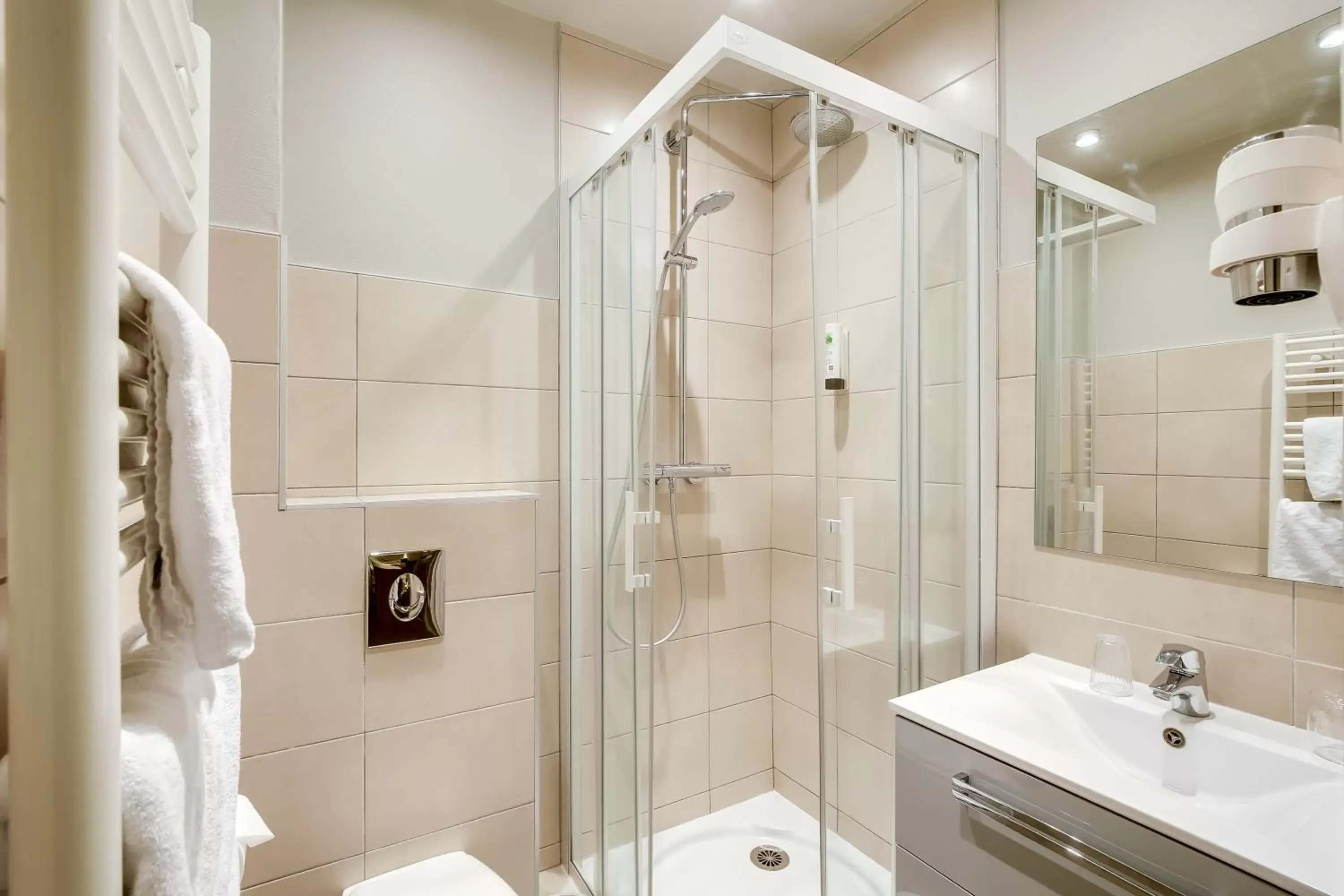 Property building in Logis Hôtel Marguerite Property building in Logis Hôtel Marguerite