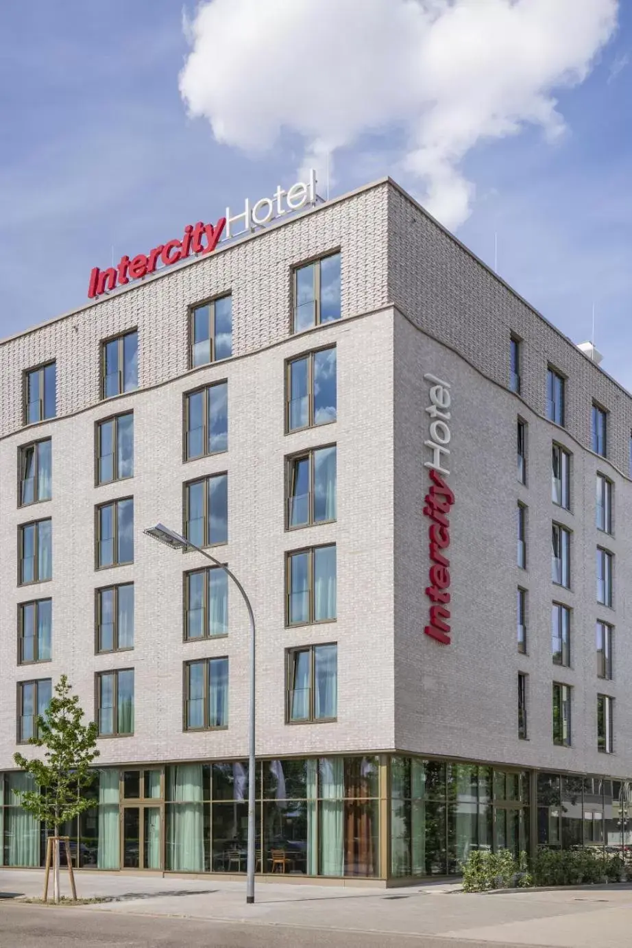 Facade/entrance, Property Building in IntercityHotel Saarbrücken