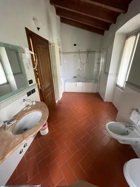 Bathroom in Bes Hotel Bergamo La Muratella