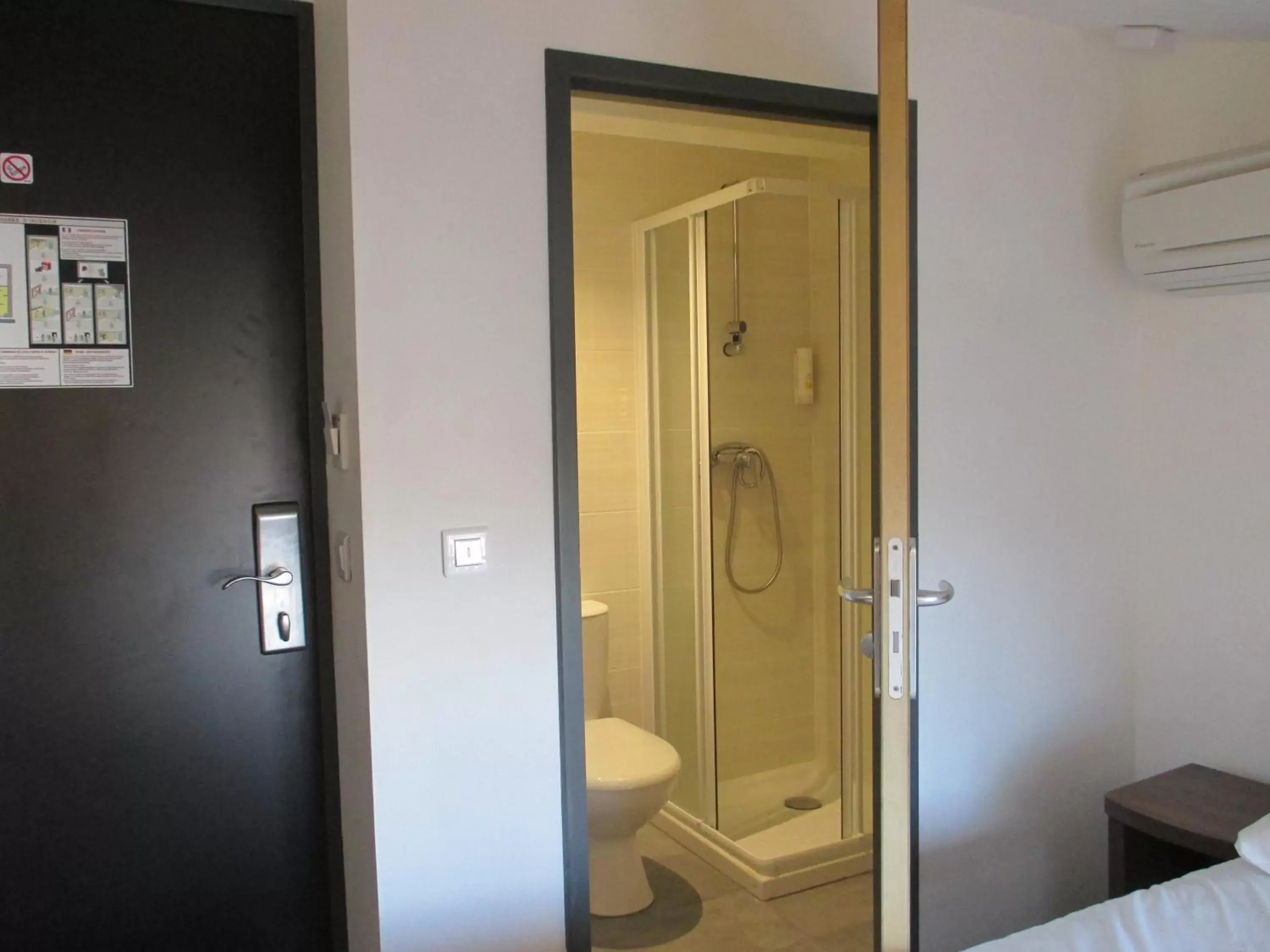 Bathroom in Hôtel le Pastel