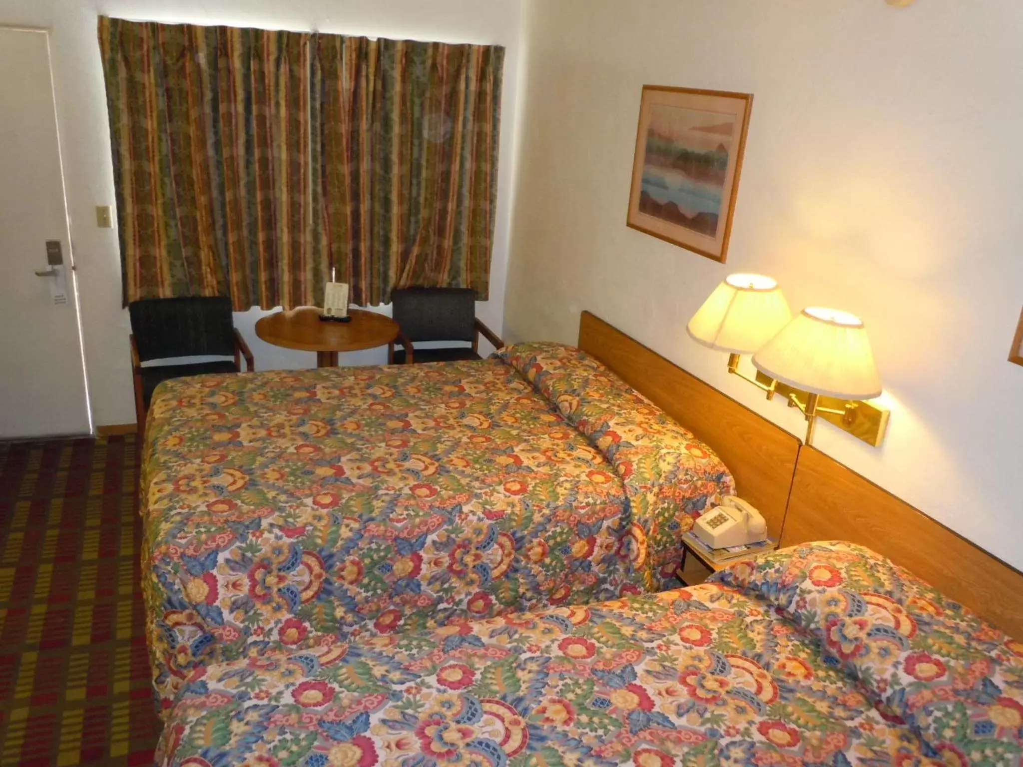 Seating area, Bed in Value Inn