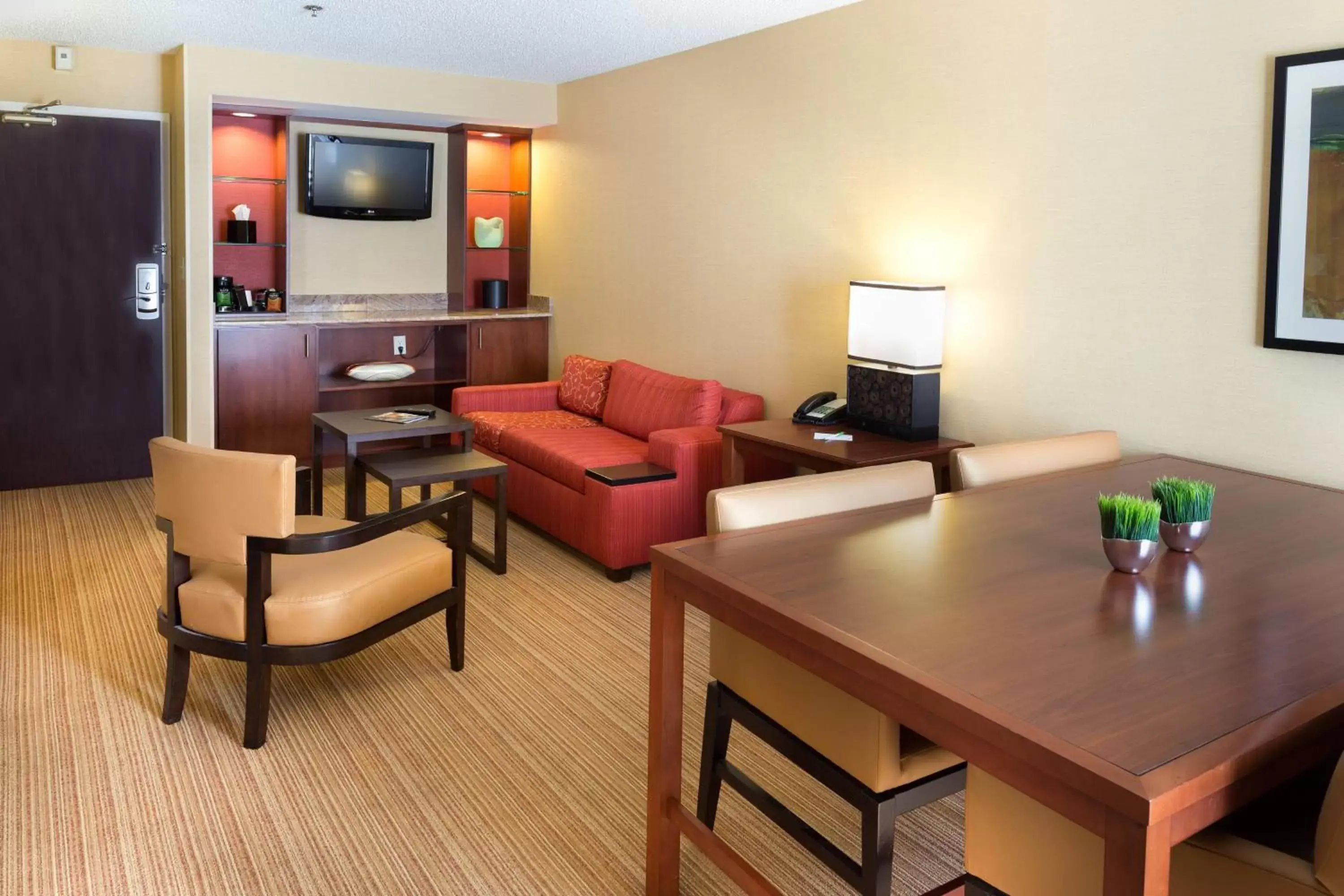 Living room, TV/Entertainment Center in Courtyard by Marriott Fort Collins