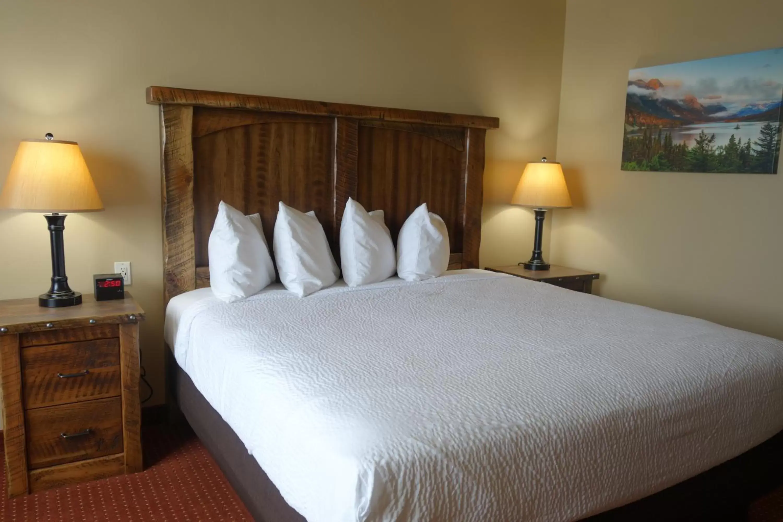 Bedroom, Bed in Glacier International Lodge