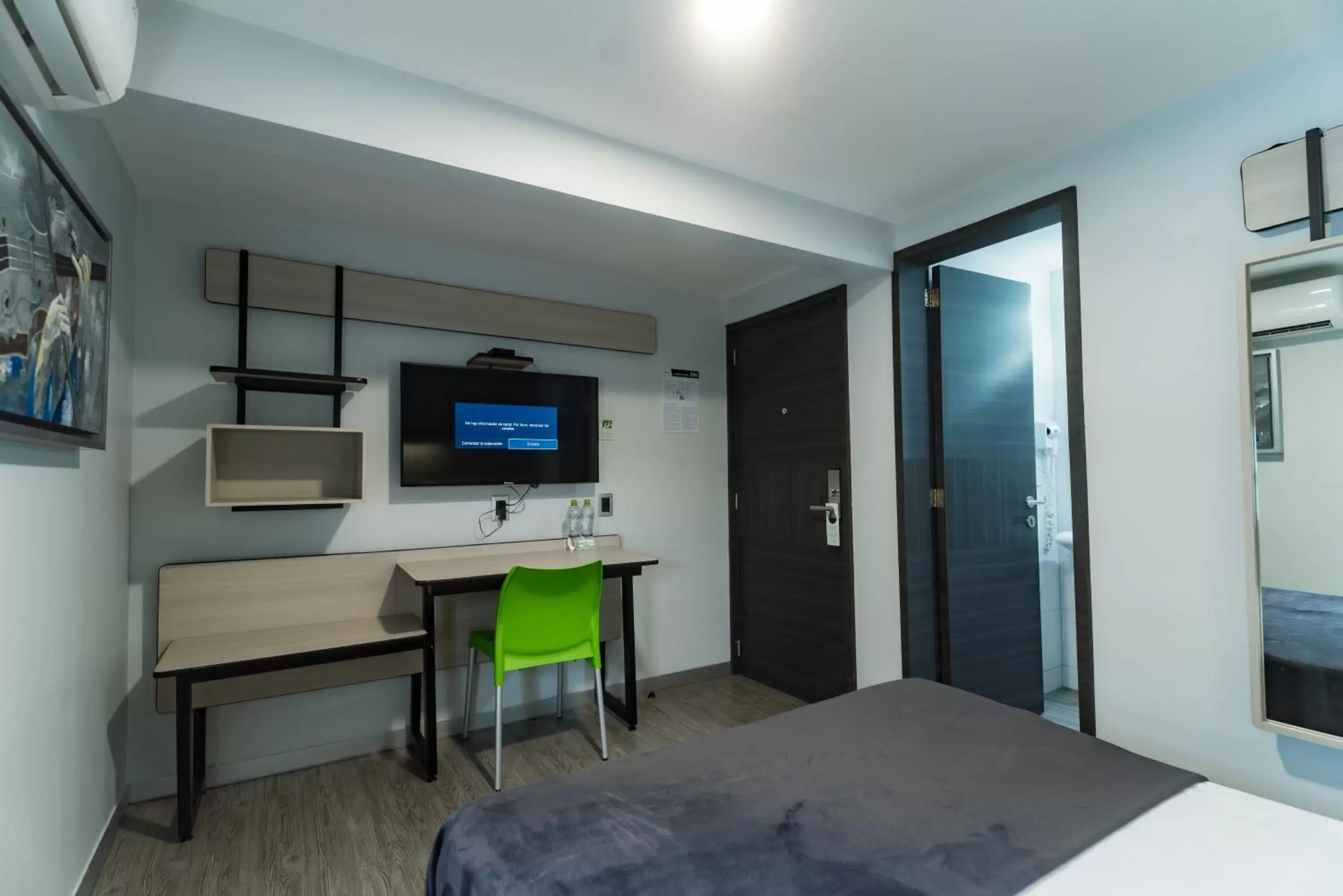 Bedroom, TV/Entertainment Center in HOTEL LEMON GREEN -Zona Expo Frente al Centro de Convenciones