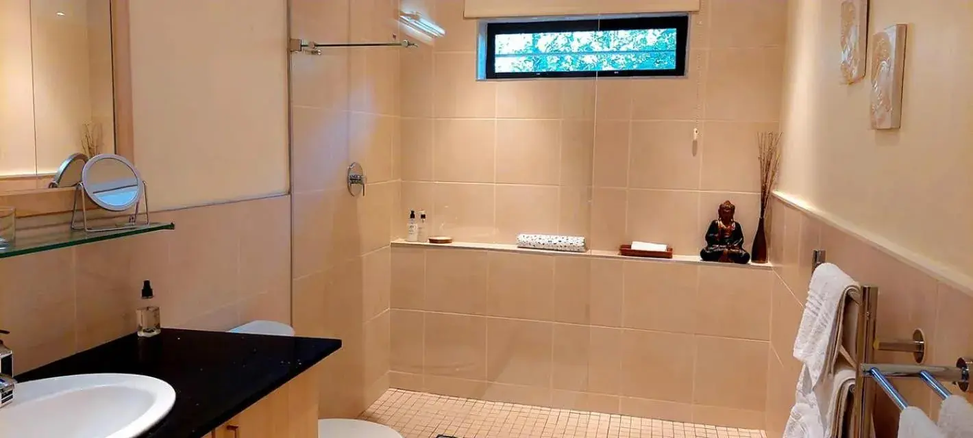 Shower, Bathroom in Riversong Guest House