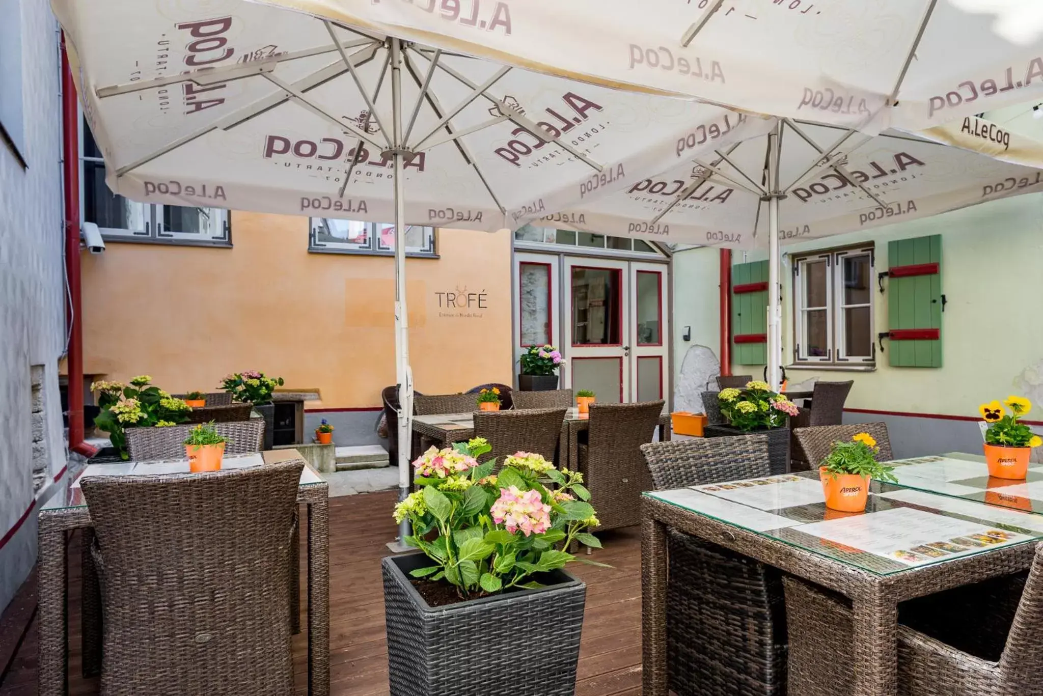 Balcony/Terrace, Restaurant/Places to Eat in Meriton Old Town Garden Hotel