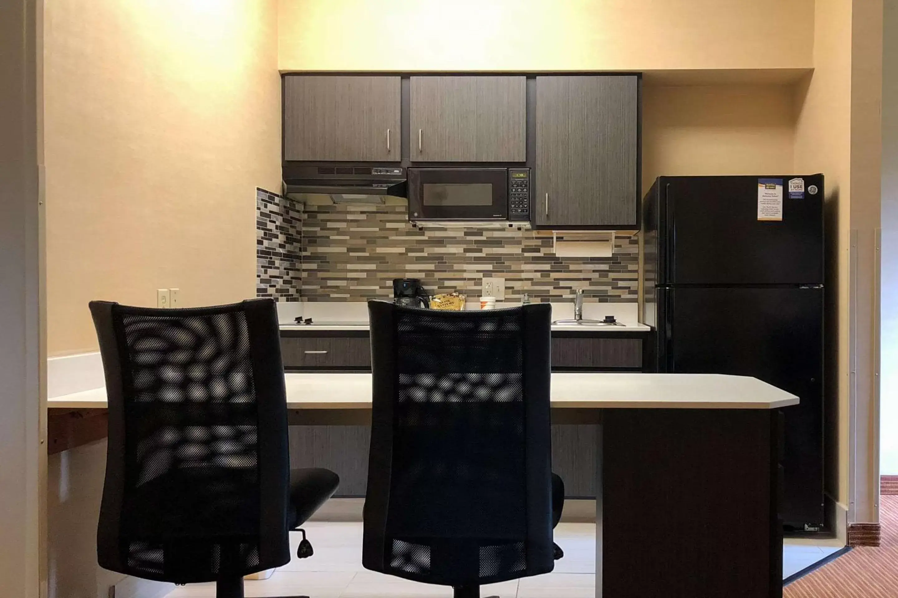 Photo of the whole room, Kitchen/Kitchenette in MainStay Suites of Lancaster County