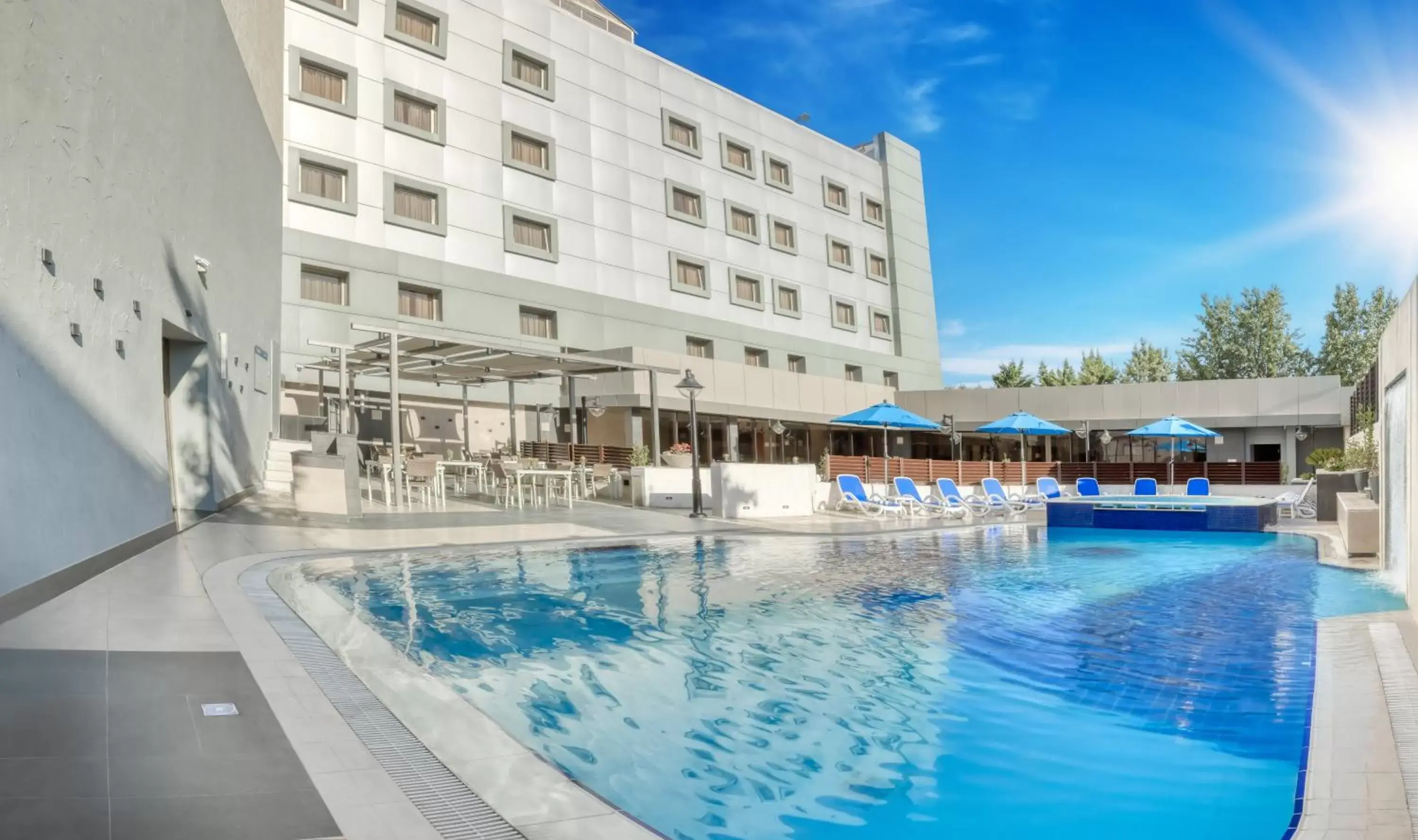 Swimming Pool in Geneva Hotel