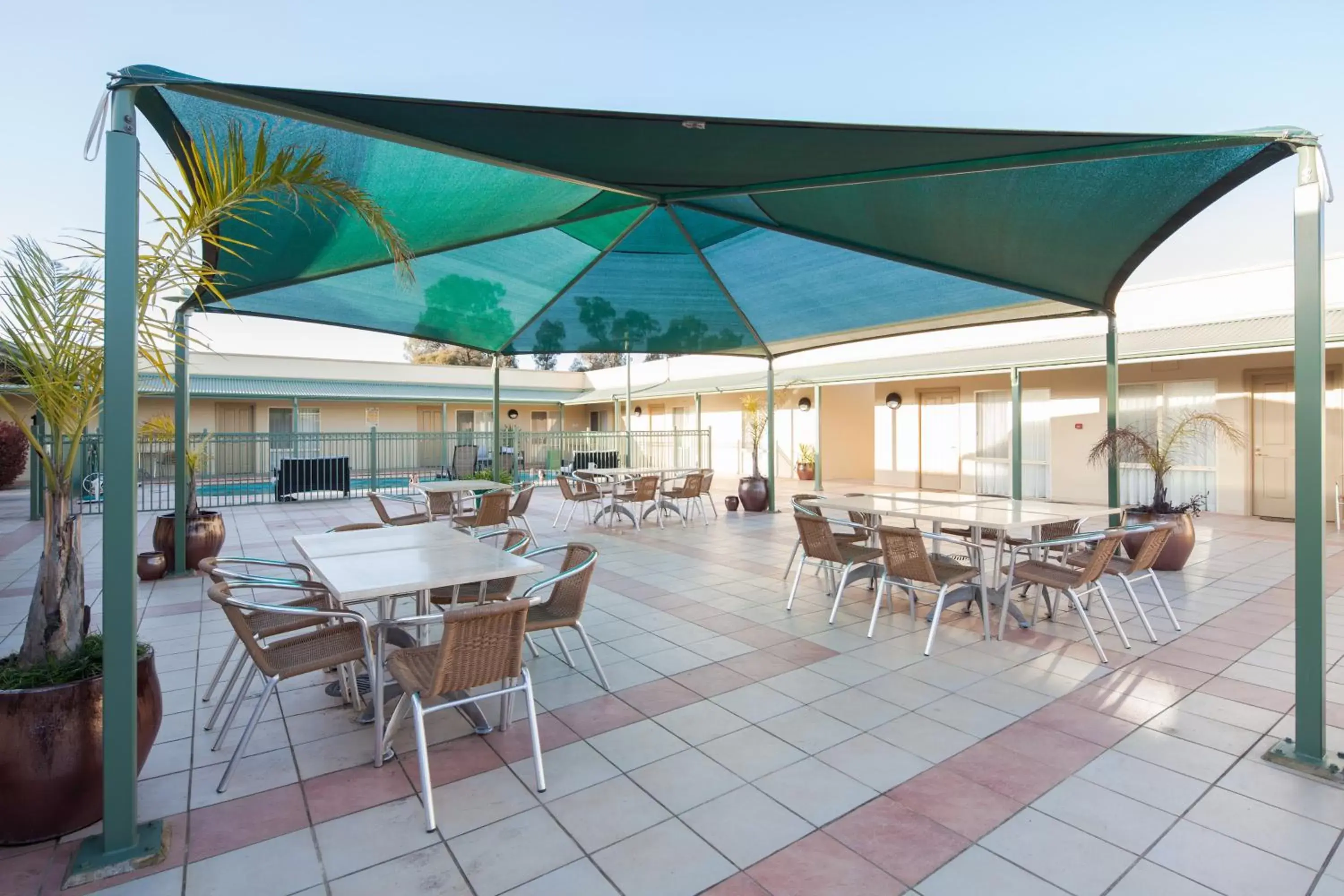 Balcony/Terrace, Restaurant/Places to Eat in Best Western Crystal Inn