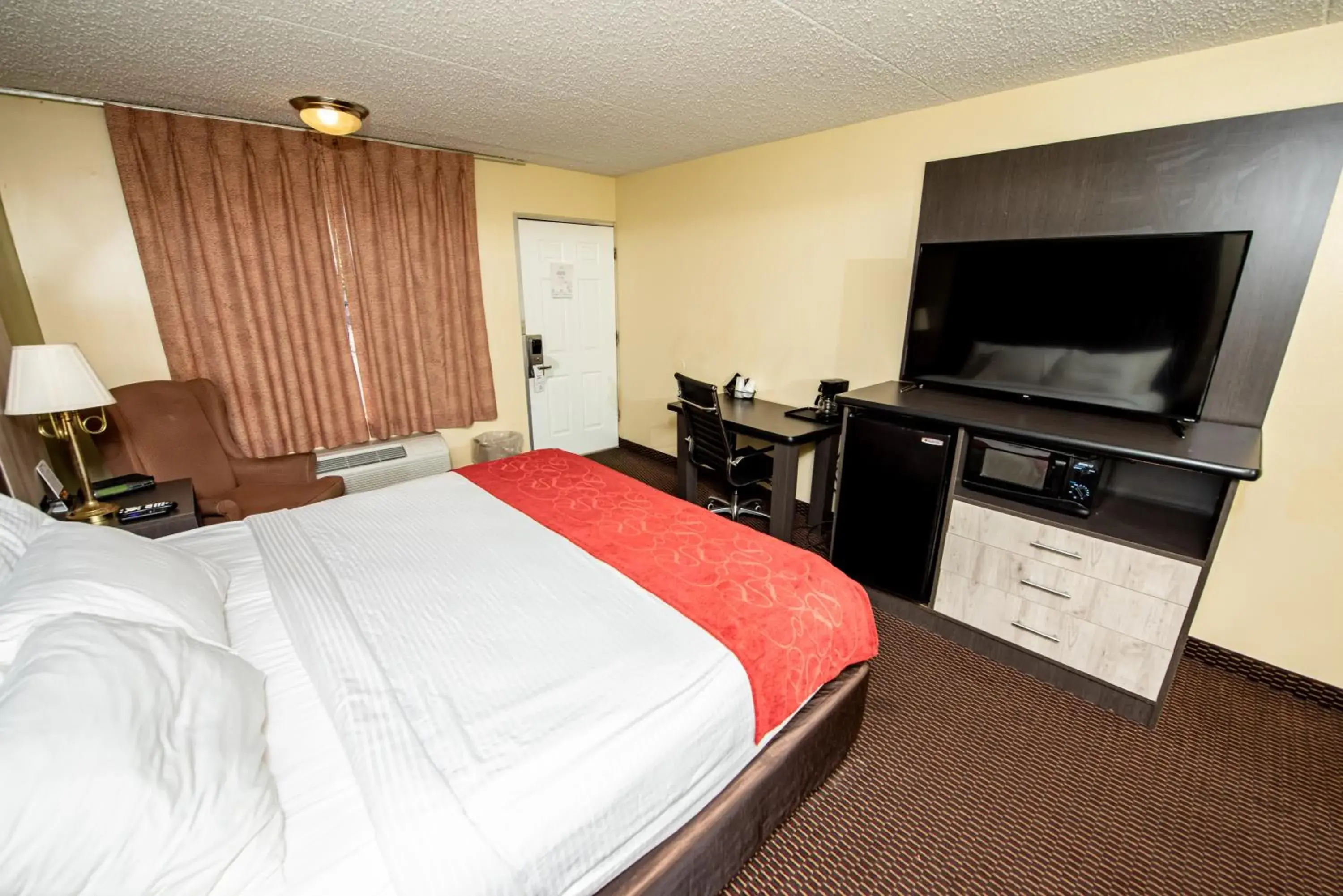 Bed, TV/Entertainment Center in River Place Inn