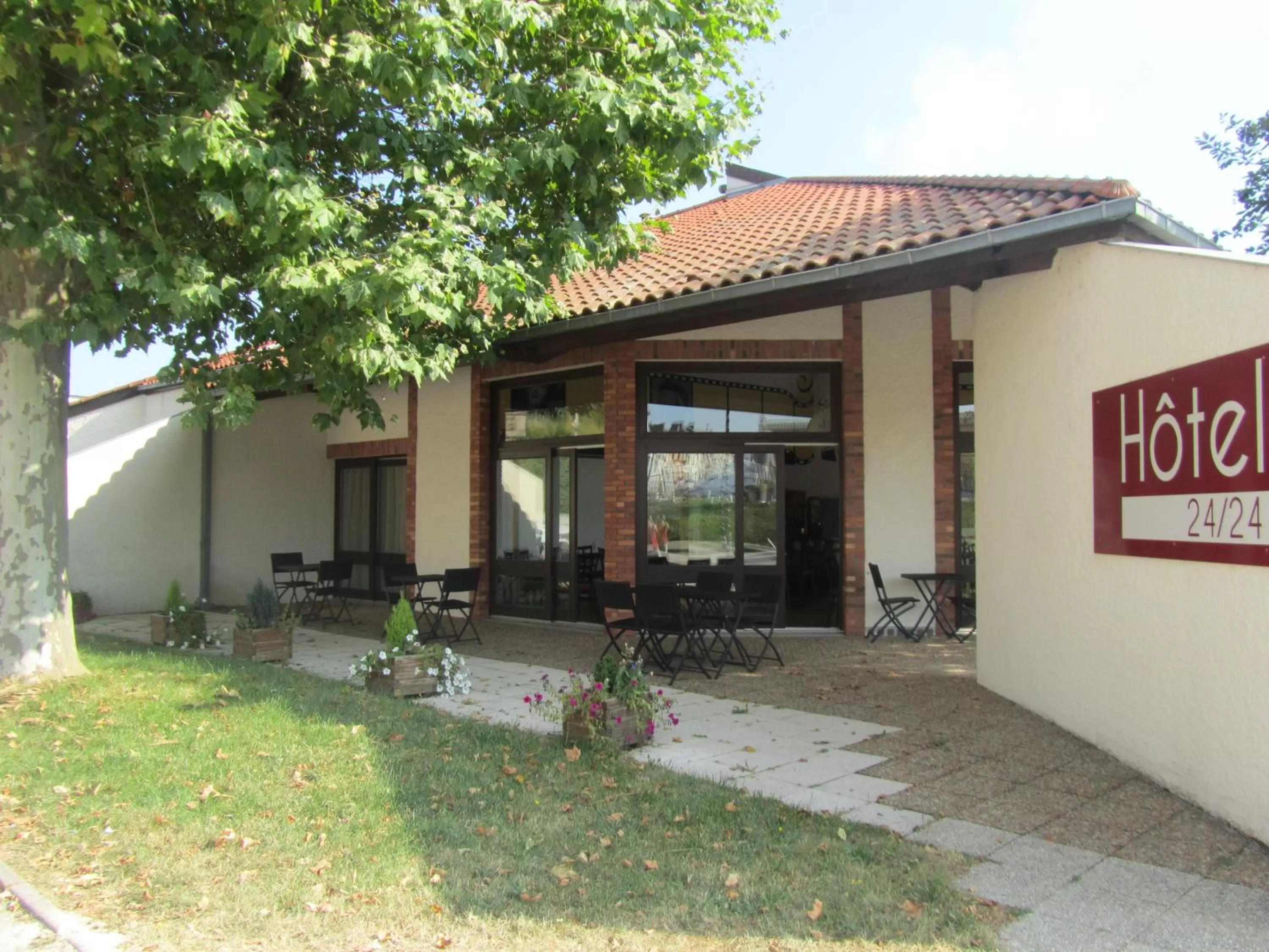 Patio, Property Building in Hôtel - Restaurant Le Saint Joseph