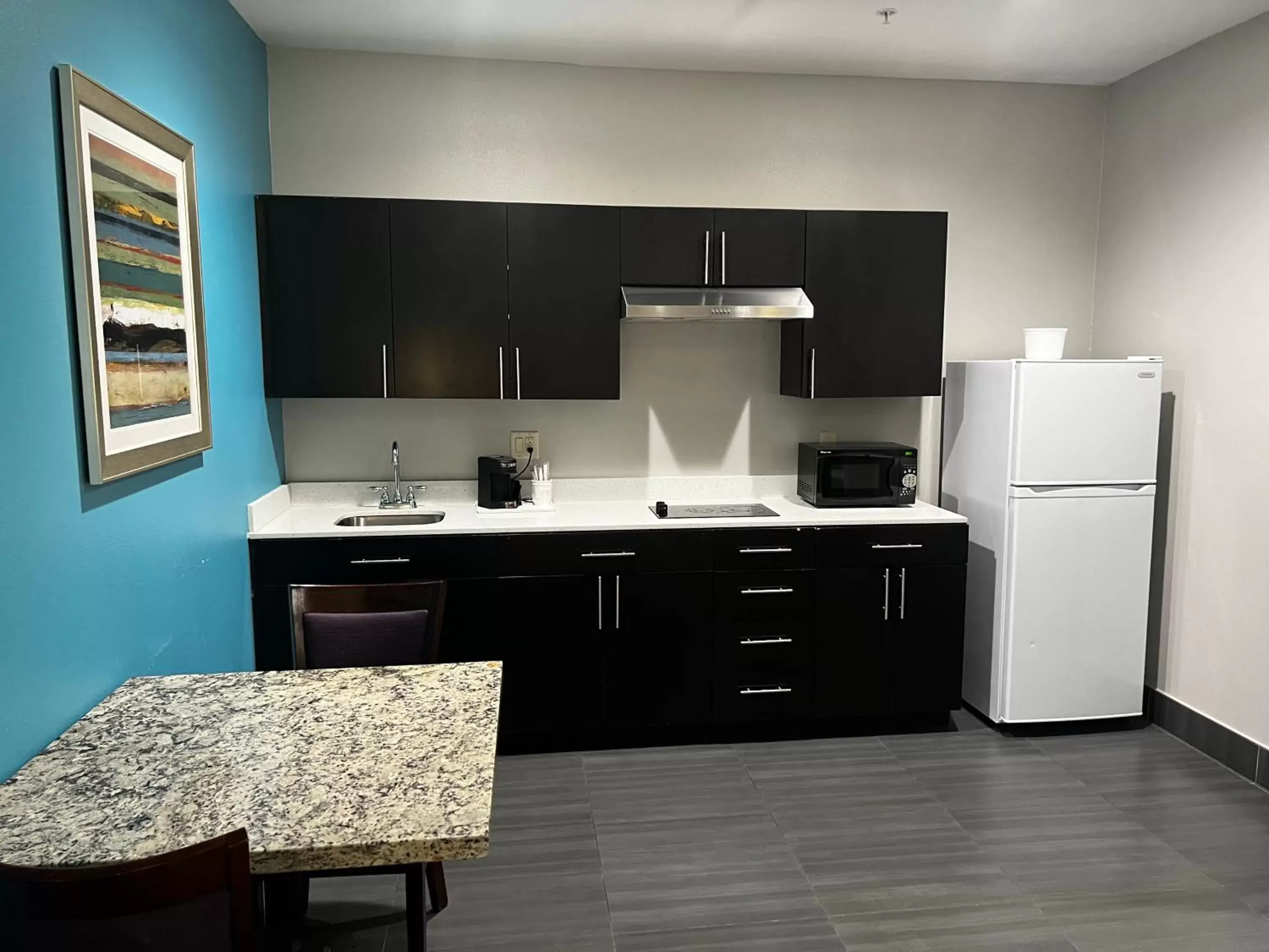 Kitchen or kitchenette, Kitchen/Kitchenette in Baymont by Wyndham Bryan College Station