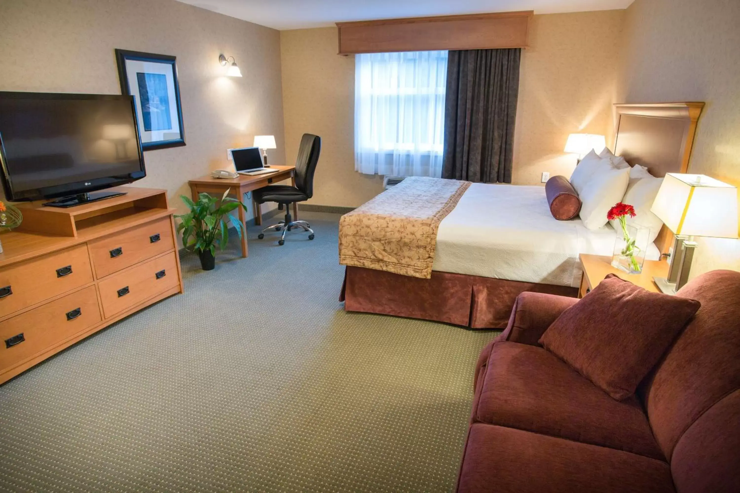 Photo of the whole room, TV/Entertainment Center in Best Western Sicamous Inn