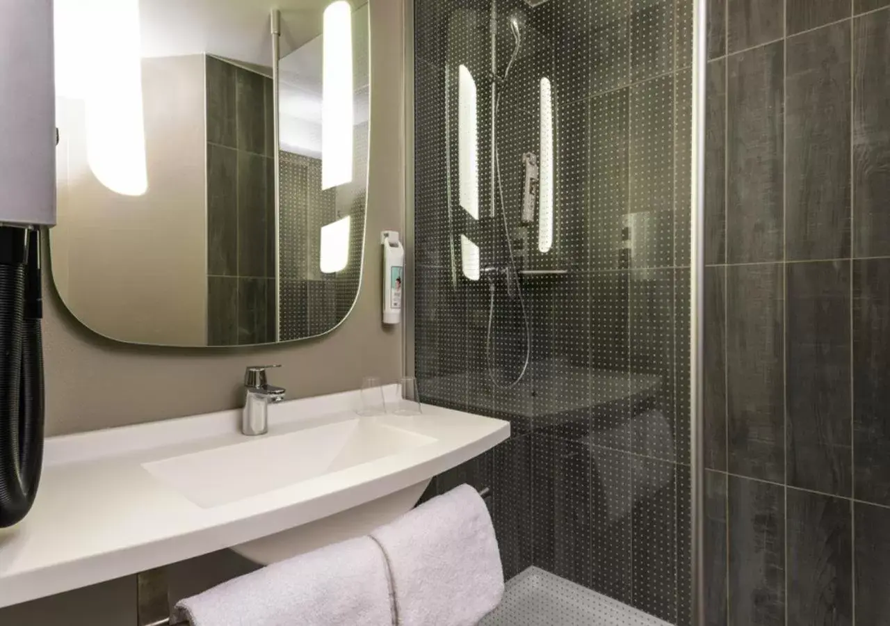 Shower, Bathroom in ibis Paris Alesia Montparnasse