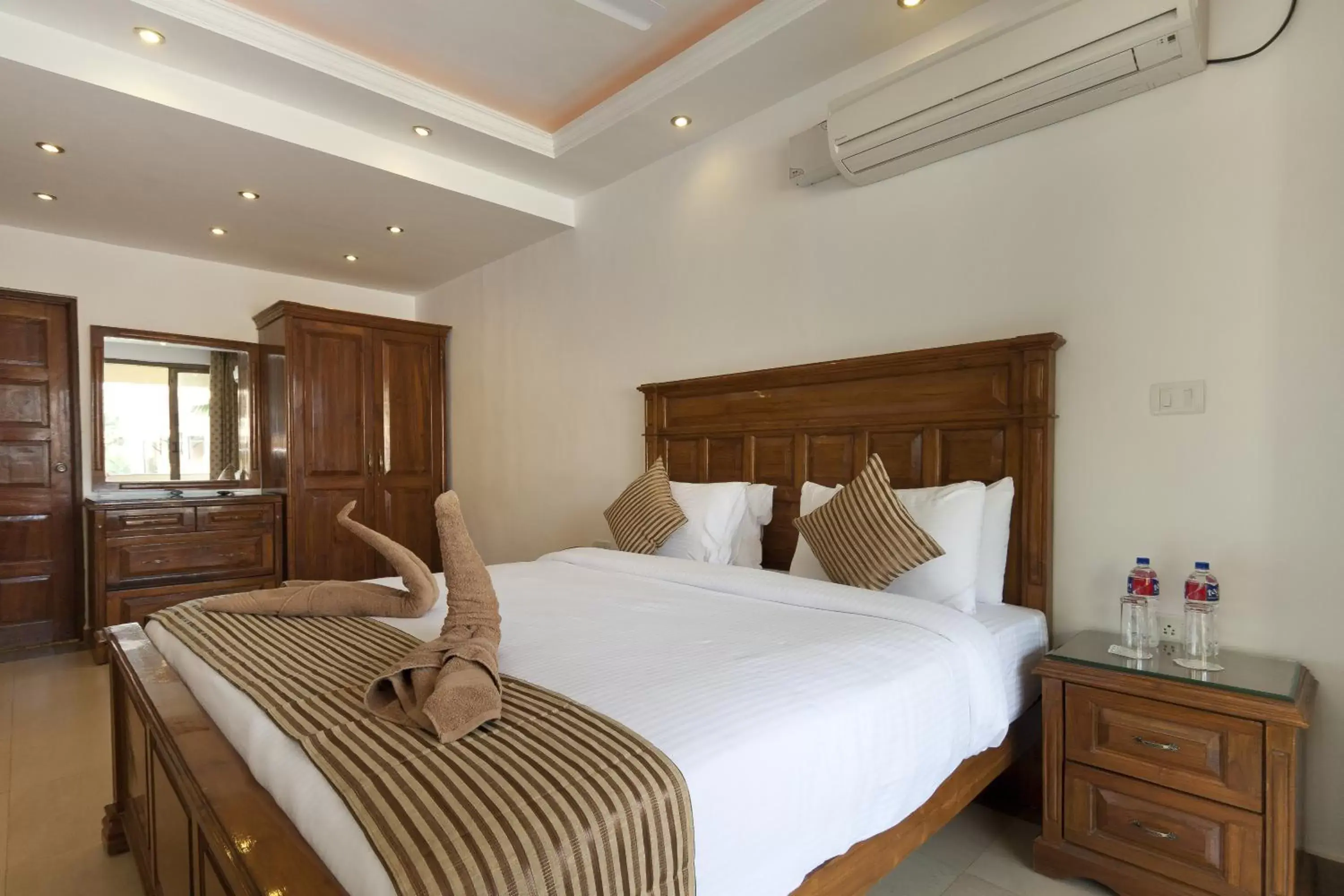 Bedroom, Bed in De Mandarin Beach Resort Suites & Villas, Candolim