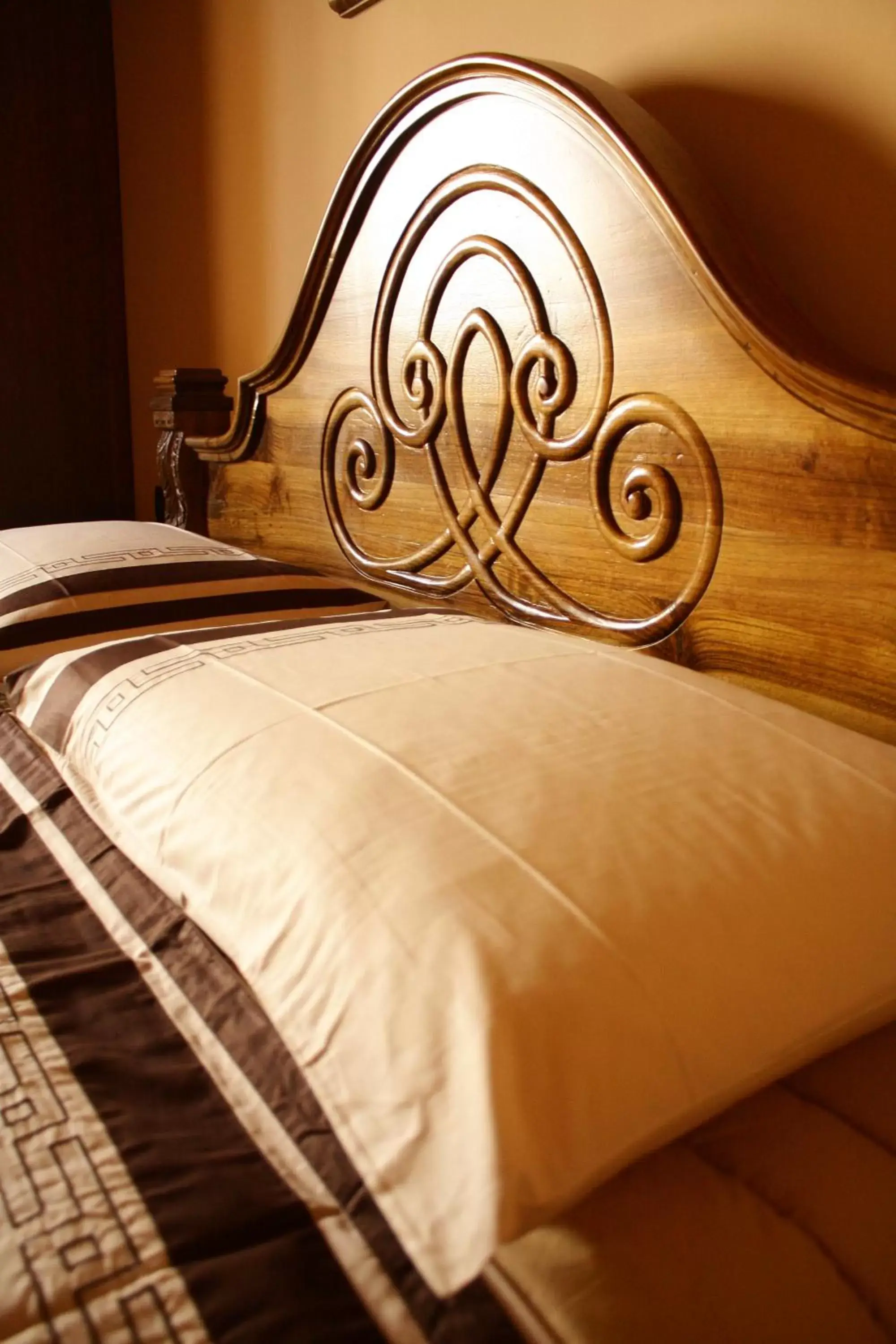 Bed in Brilant Antik Hotel