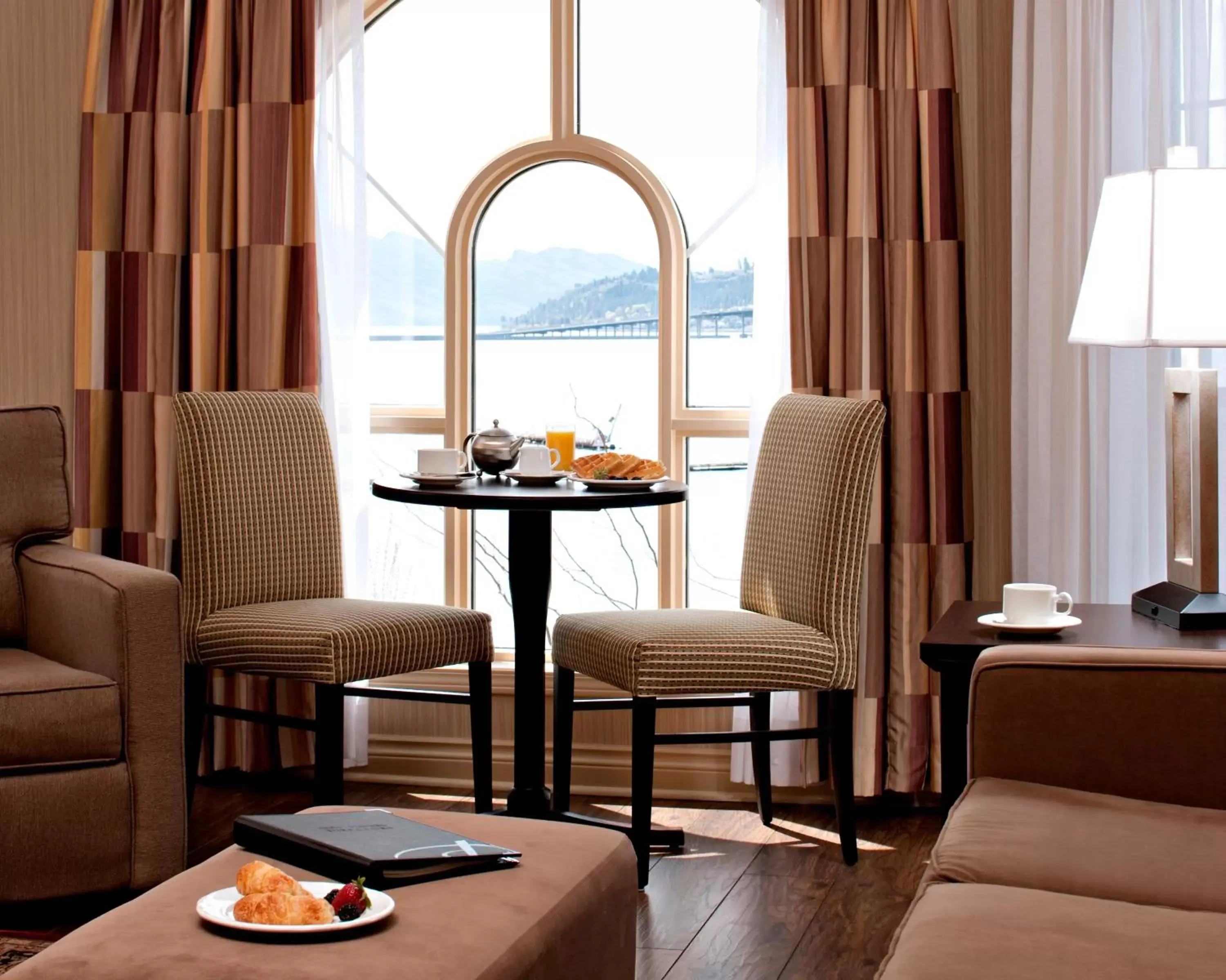 Living room, Seating Area in Delta Hotels by Marriott Grand Okanagan Resort