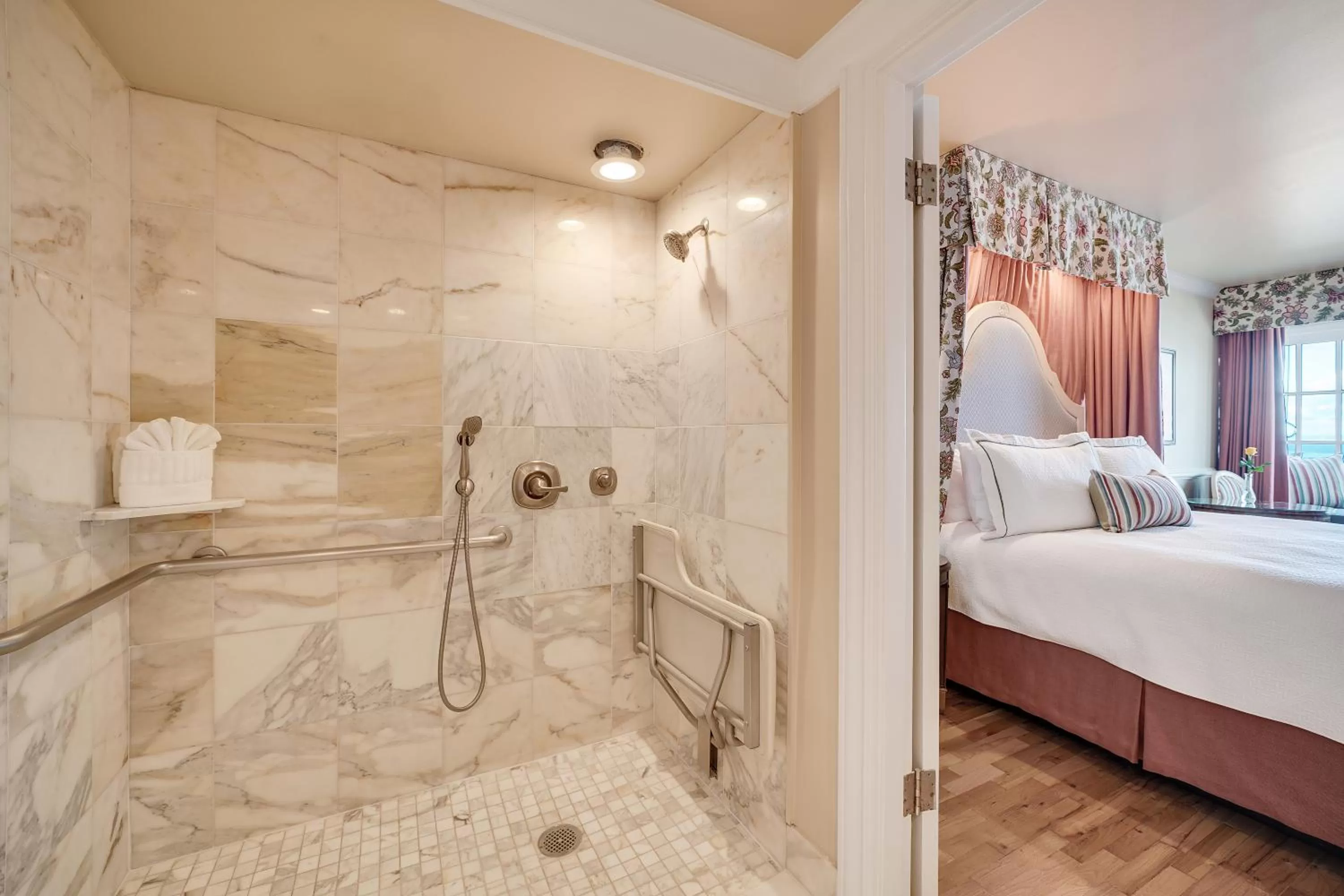 Bathroom, Bed in Spindrift Inn