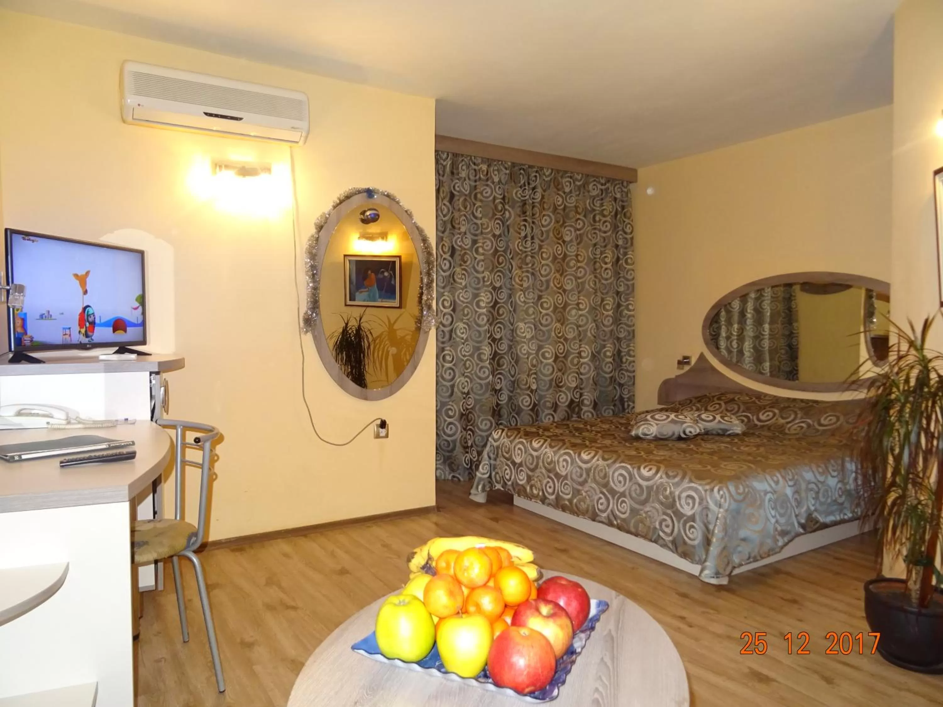 Night in Hotel Color