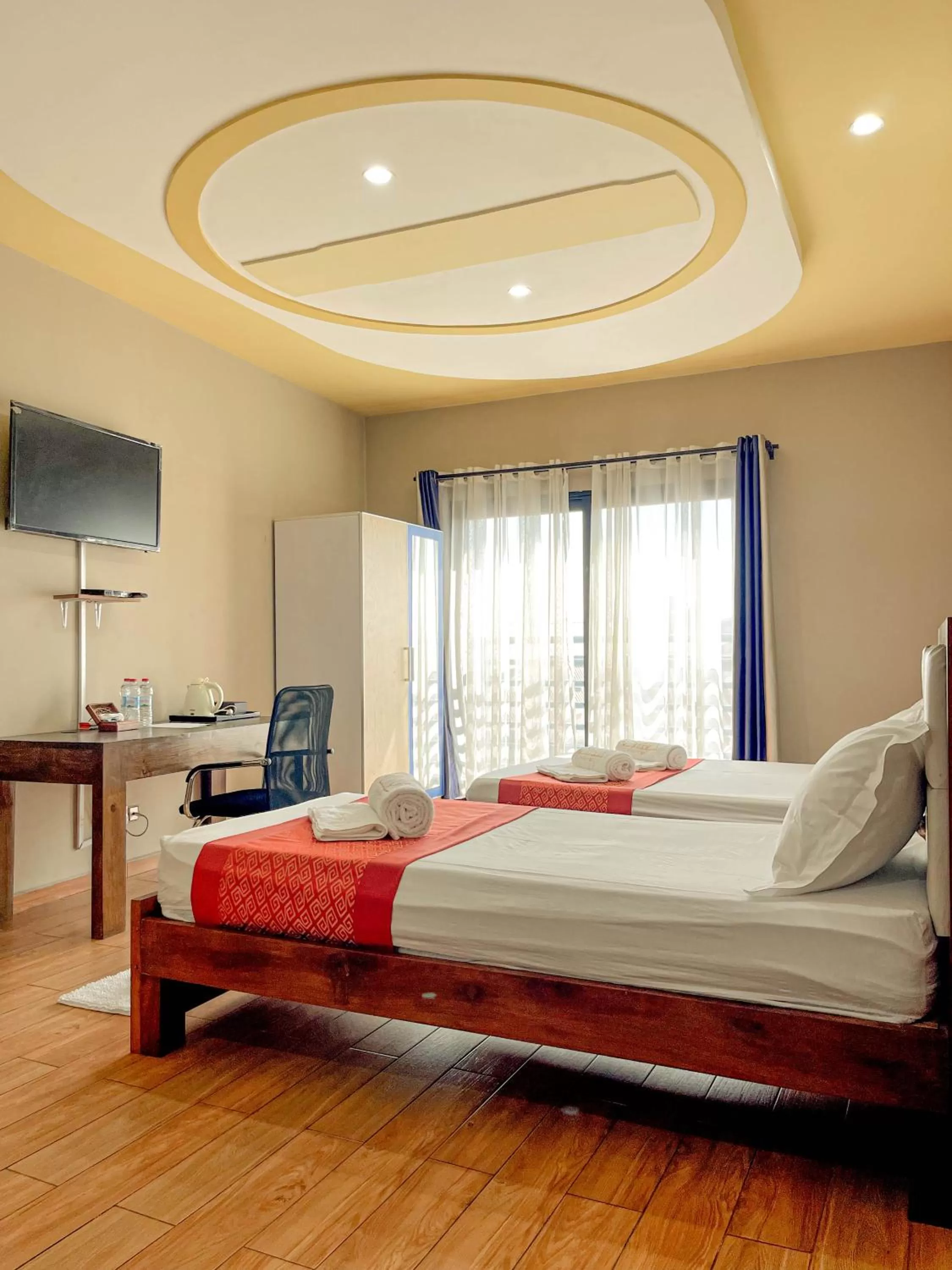 Communal lounge/ TV room, Bed in Valiha Hotel Antananarivo