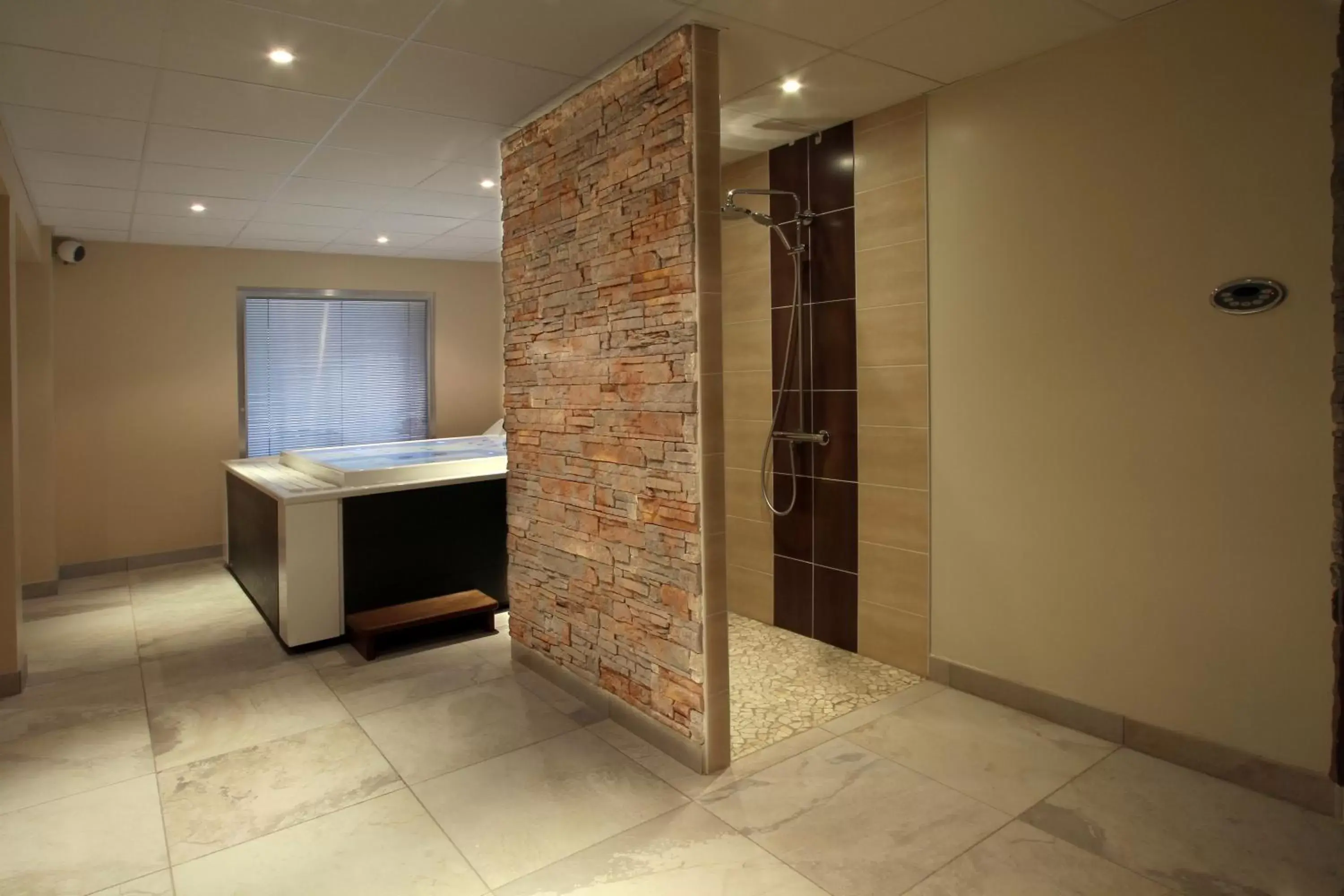 Hot Tub, Bathroom in Hotel De La Route Verte