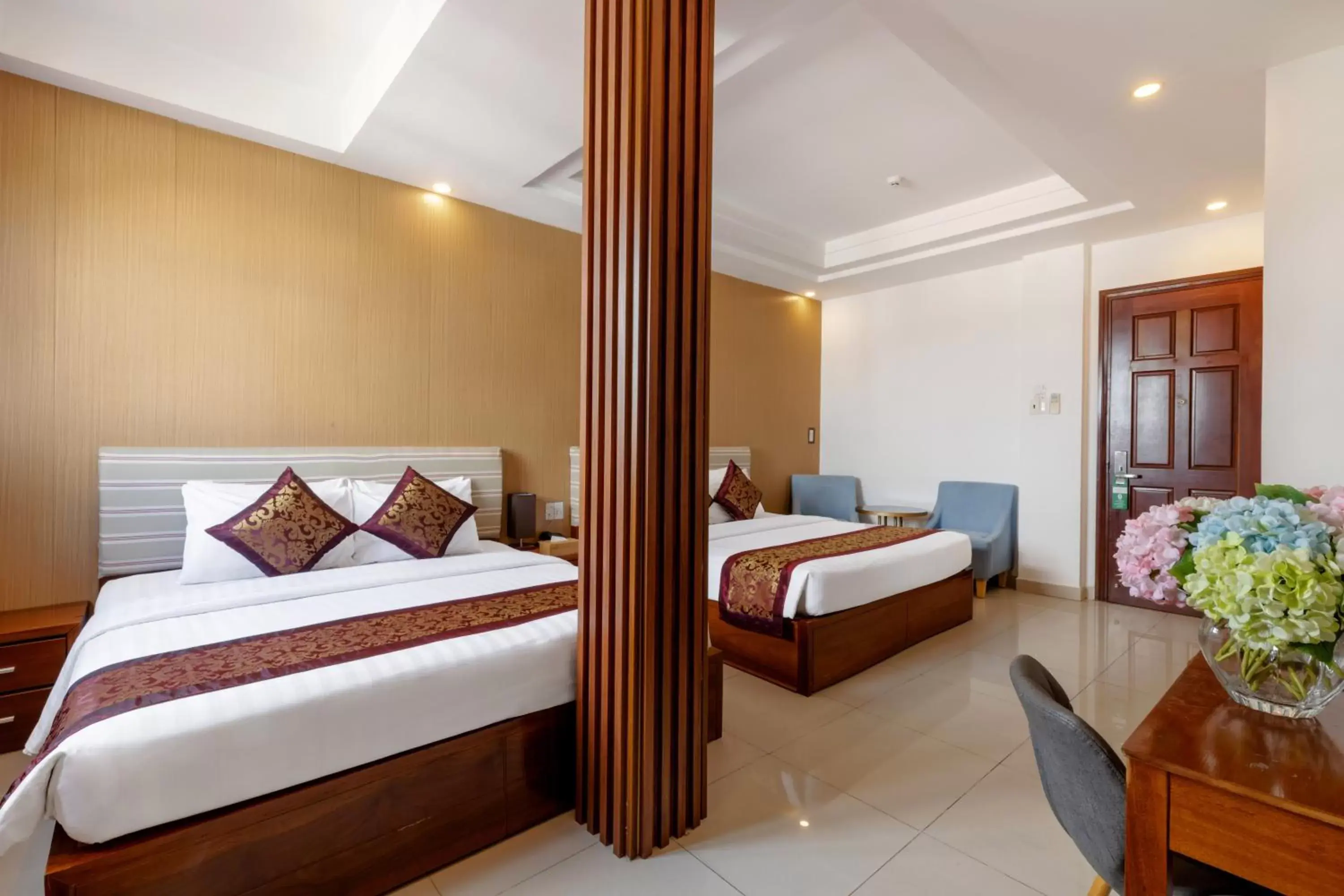 Bedroom, Bed in Airport Saigon Hotel - Gần ẩm thực đêm chợ Phạm Văn Hai