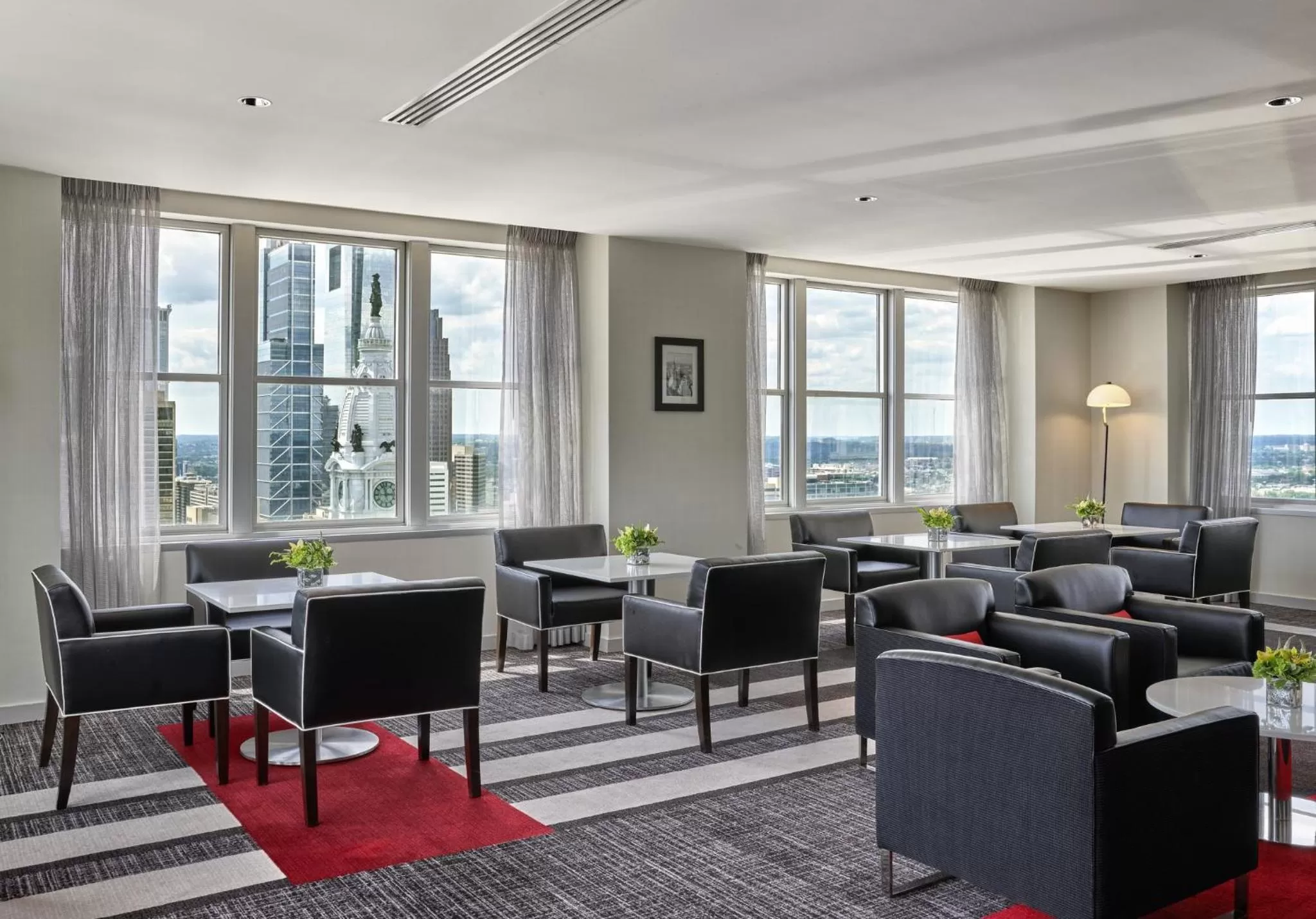 Lounge or bar in Loews Philadelphia Hotel