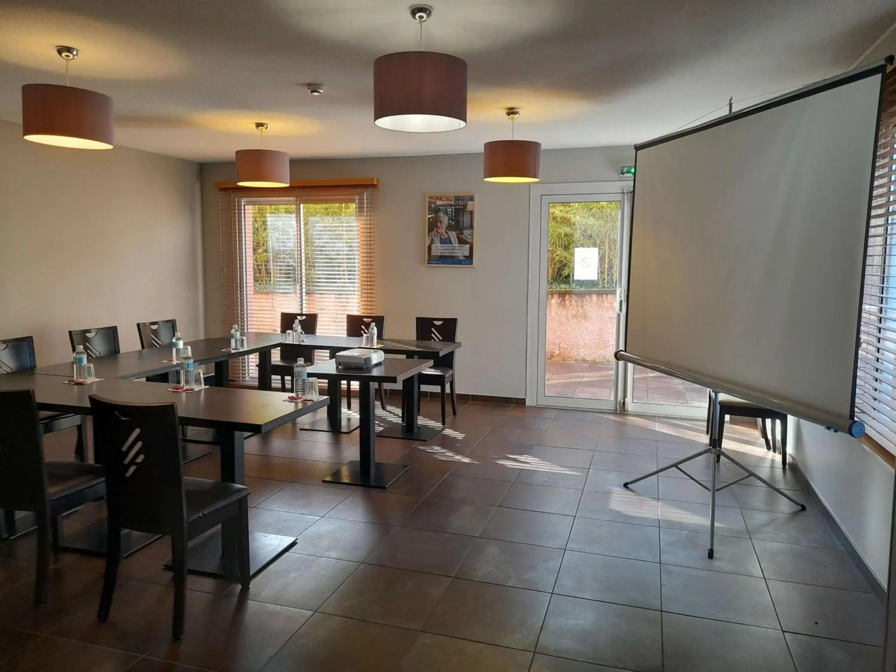 Meeting/conference room, Restaurant/Places to Eat in Brit Hotel Confort Montauban