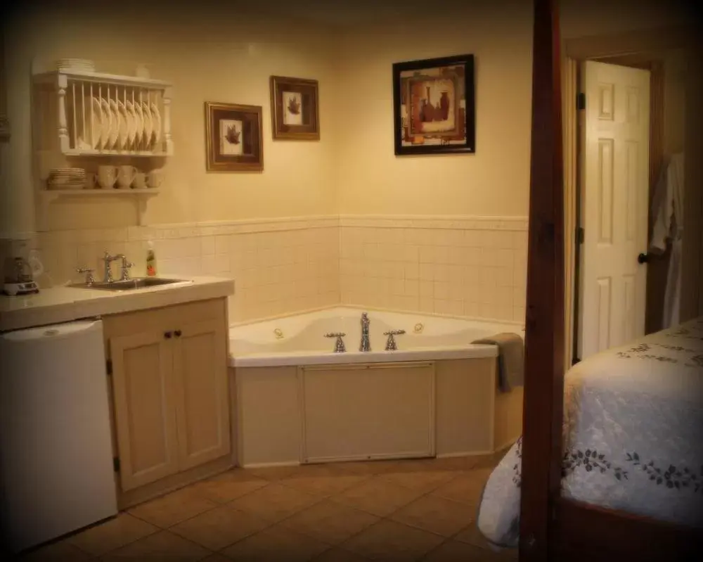 Bathroom in Hidden Springs Bed and Breakfast