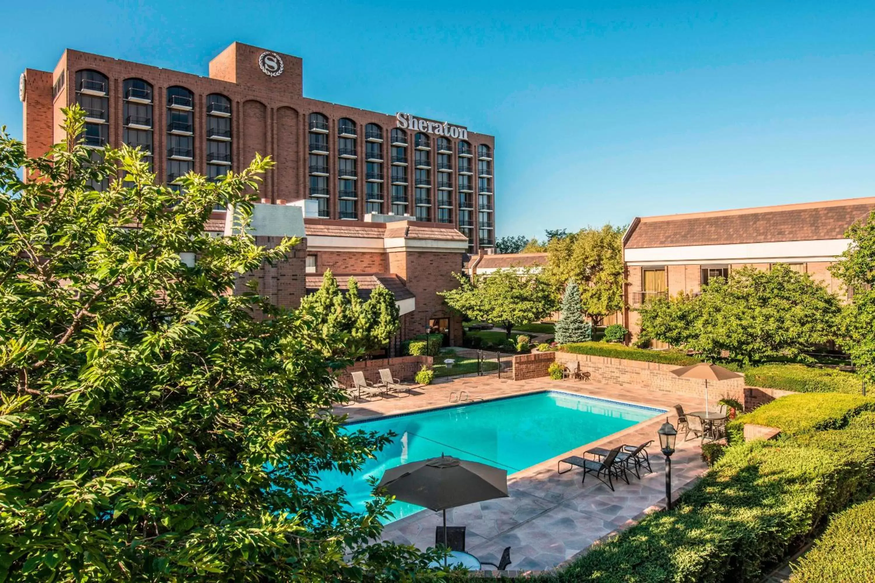 Property building, Swimming Pool in Sheraton Salt Lake City