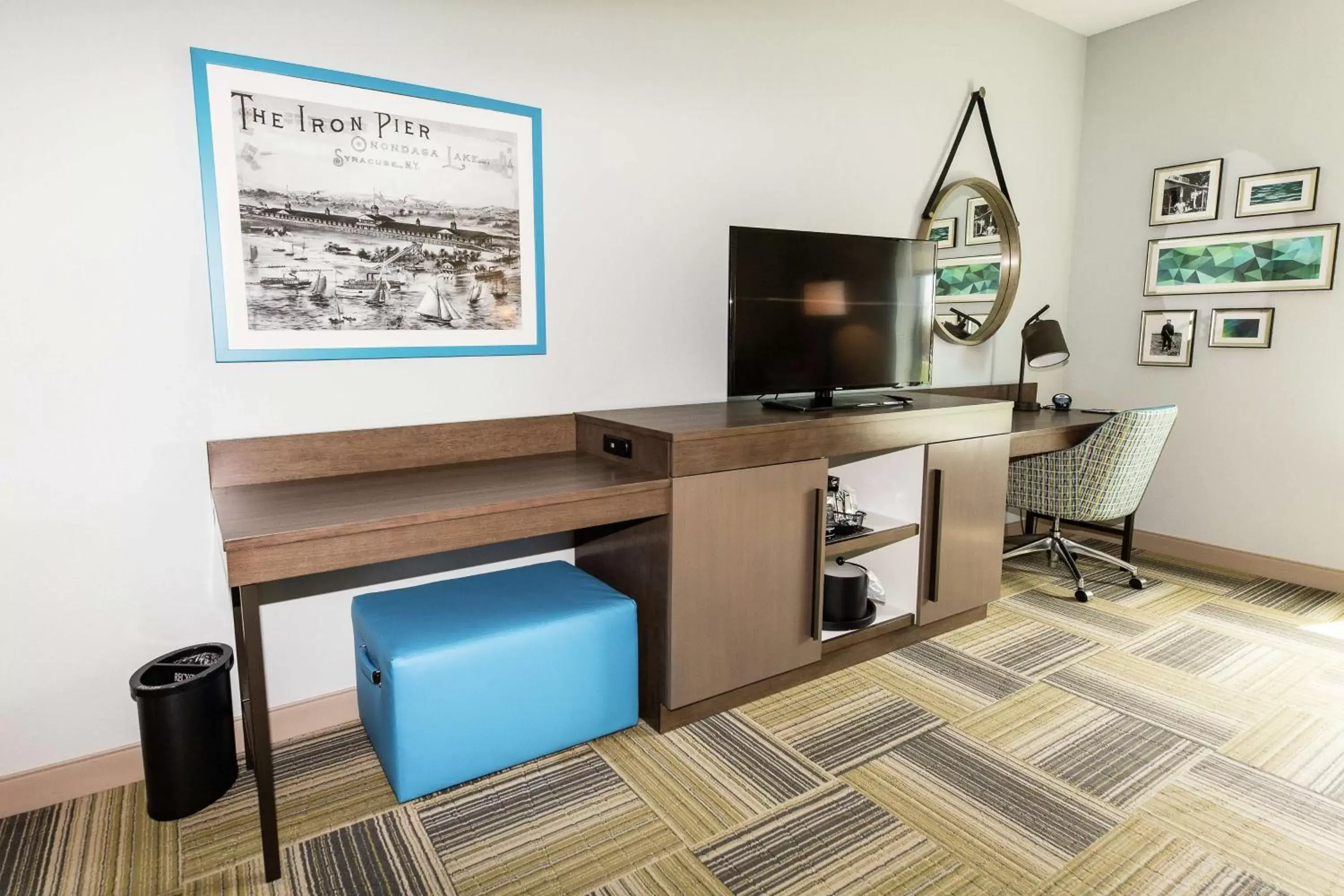 Bedroom, TV/Entertainment Center in Hampton Inn & Suites Syracuse North Airport Area