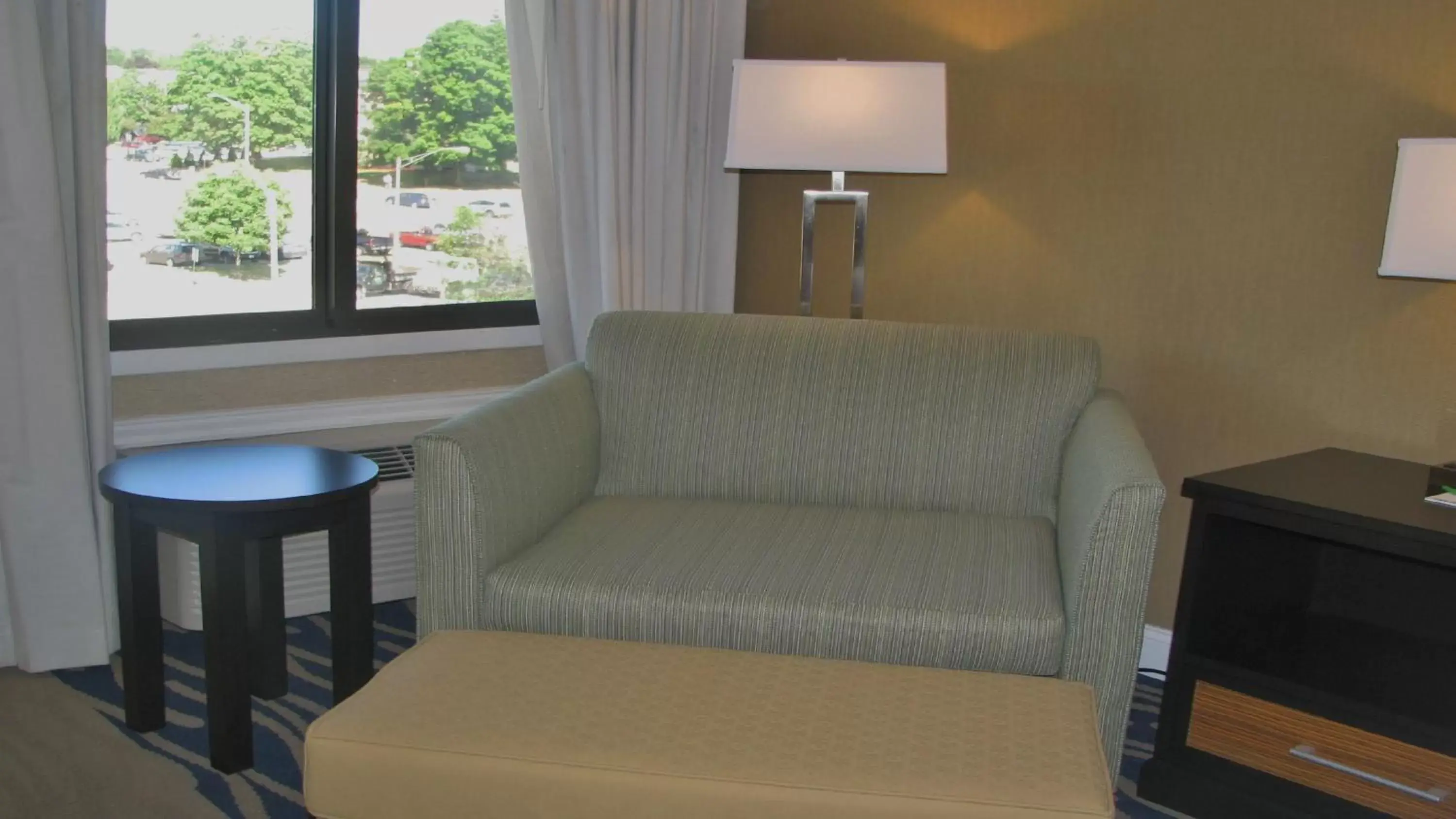 Photo of the whole room, Seating Area in Holiday Inn Concord Downtown, an IHG Hotel