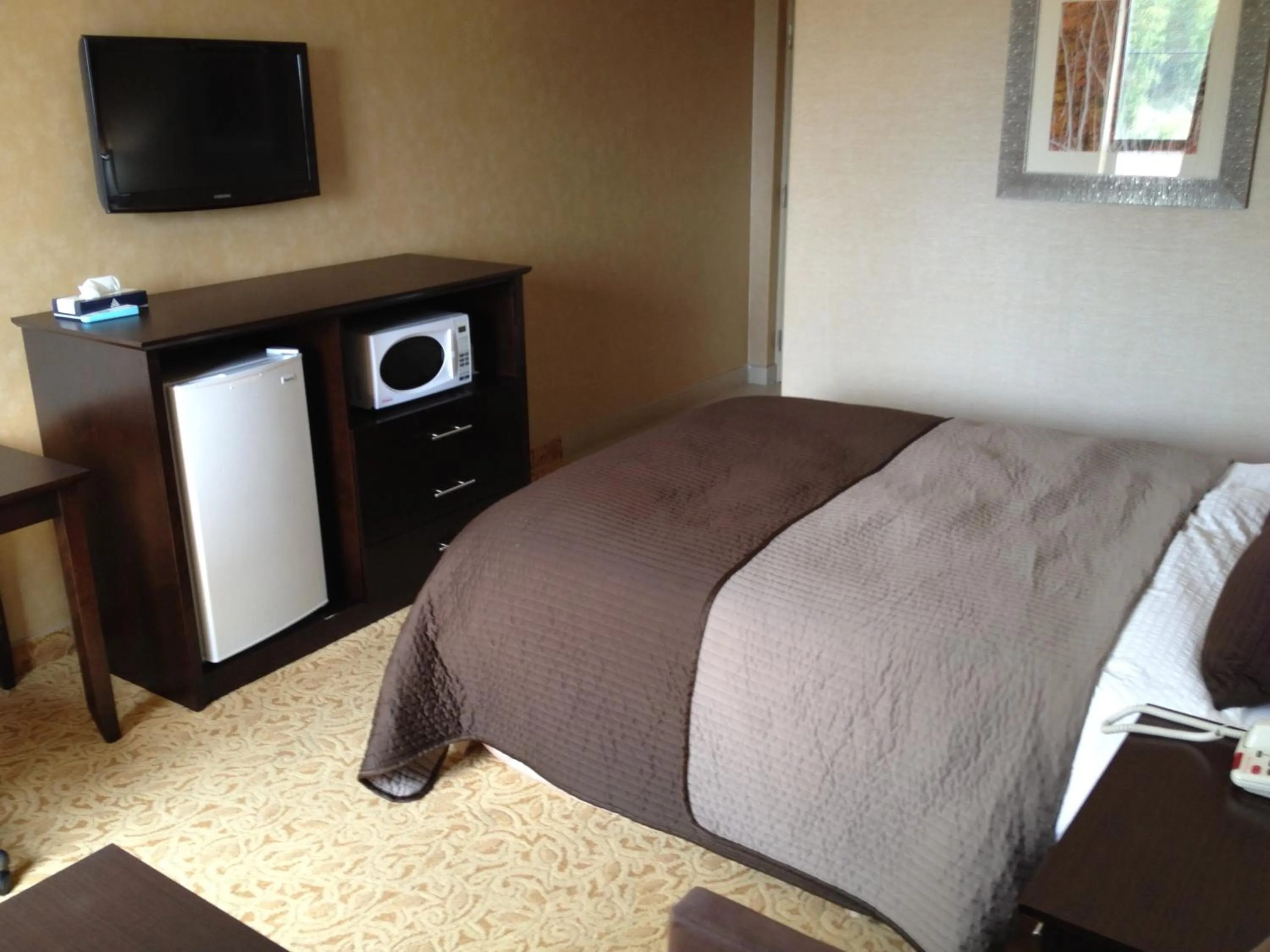 Bed in Mississauga Gate Inn