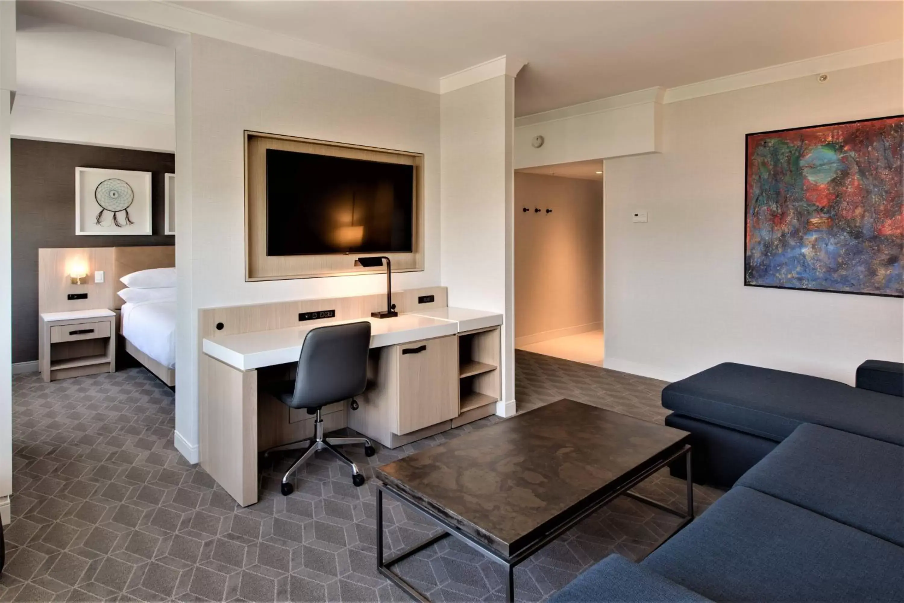 Living room, TV/Entertainment Center in Delta Hotels by Marriott Kamloops