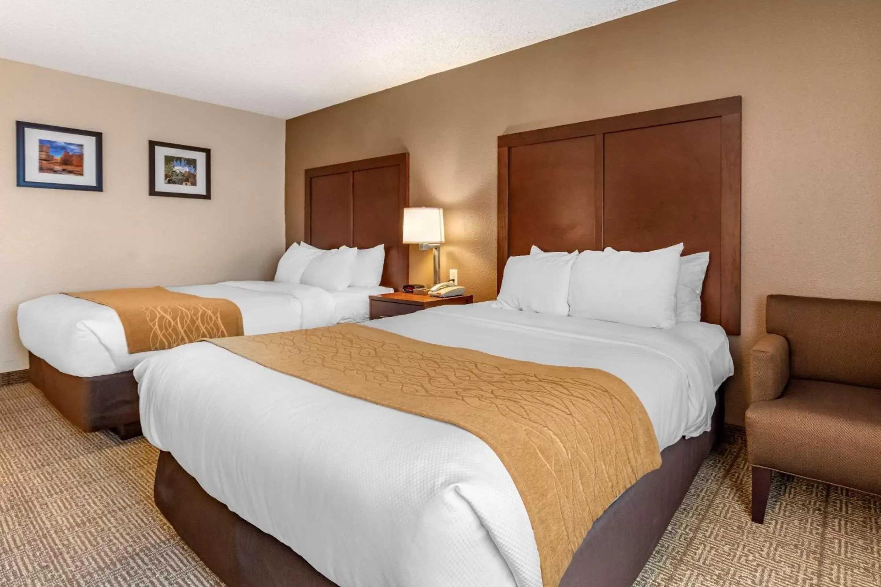 Photo of the whole room, Bed in Comfort Inn City of Natural Lakes