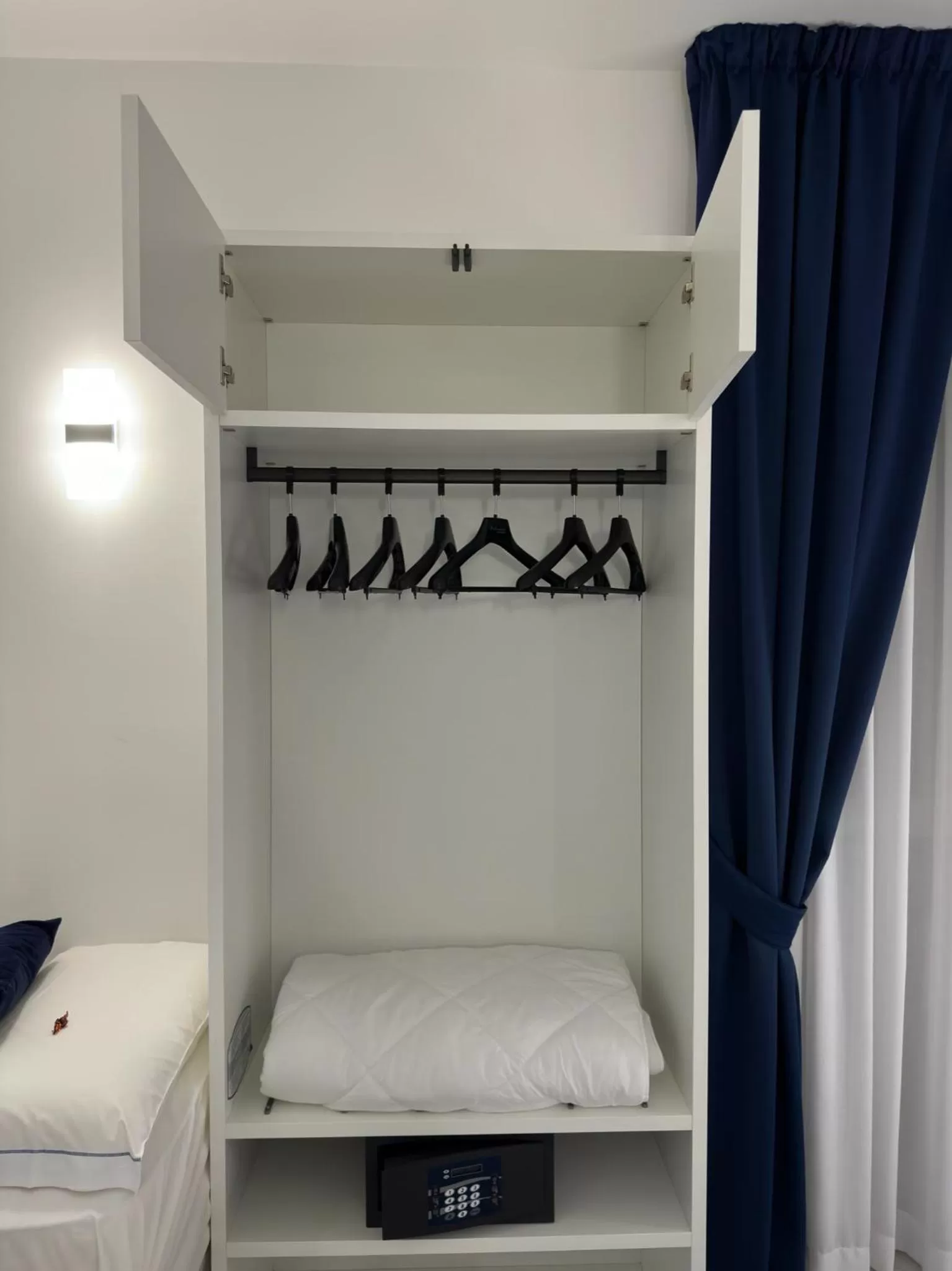 safe, Bed in Hotel Smart Cruise