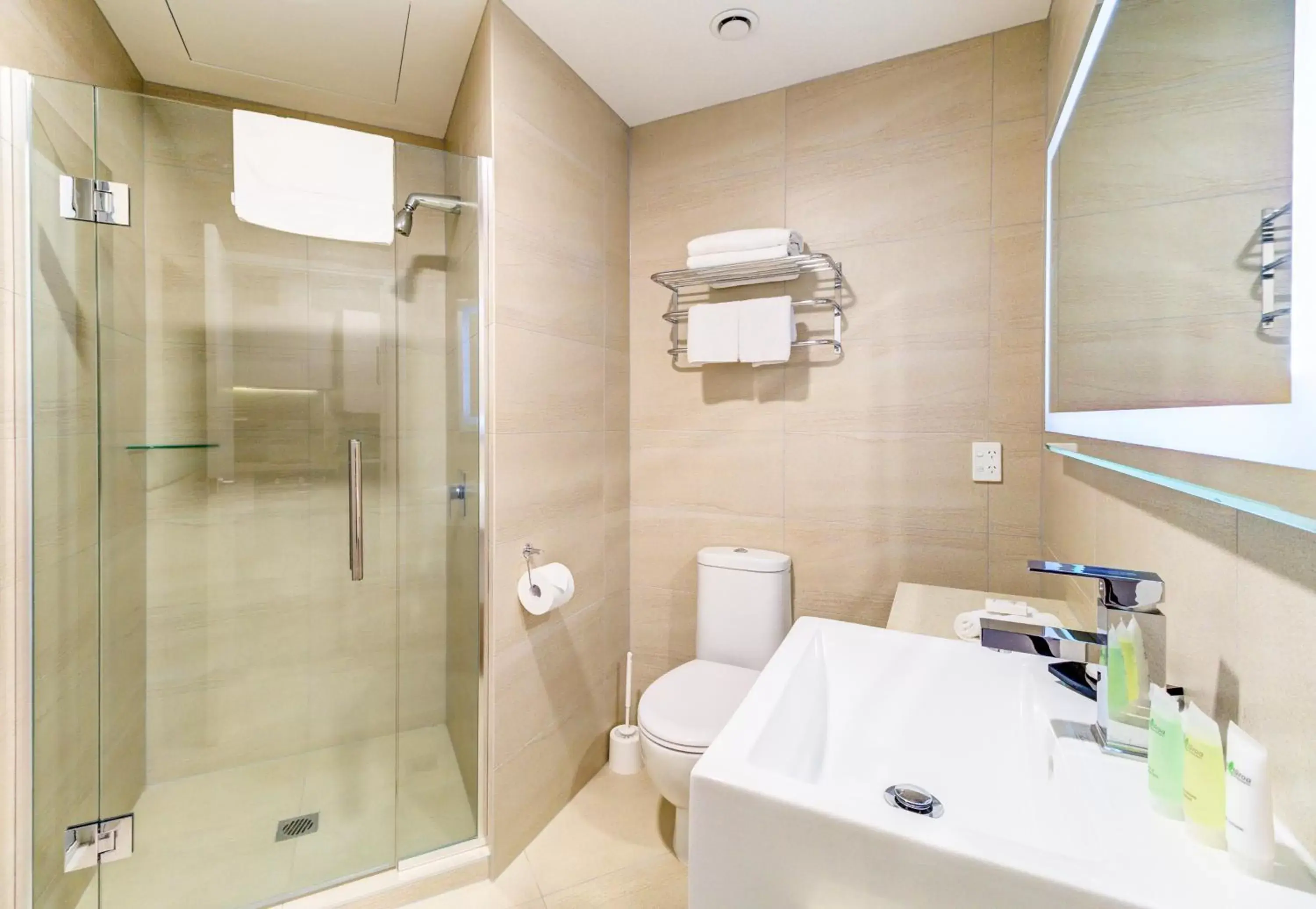 Shower, Bathroom in VR Queen Street Hotel & Suites