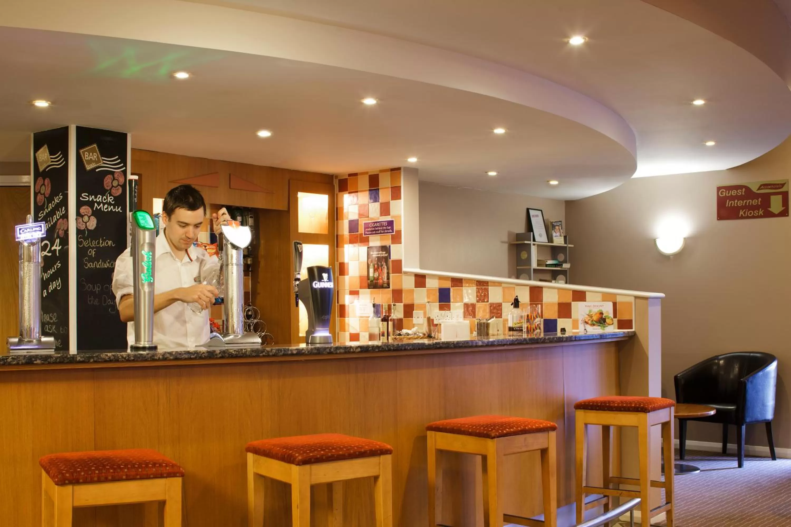 Lounge or bar in ibis Chesterfield Centre – Market Town