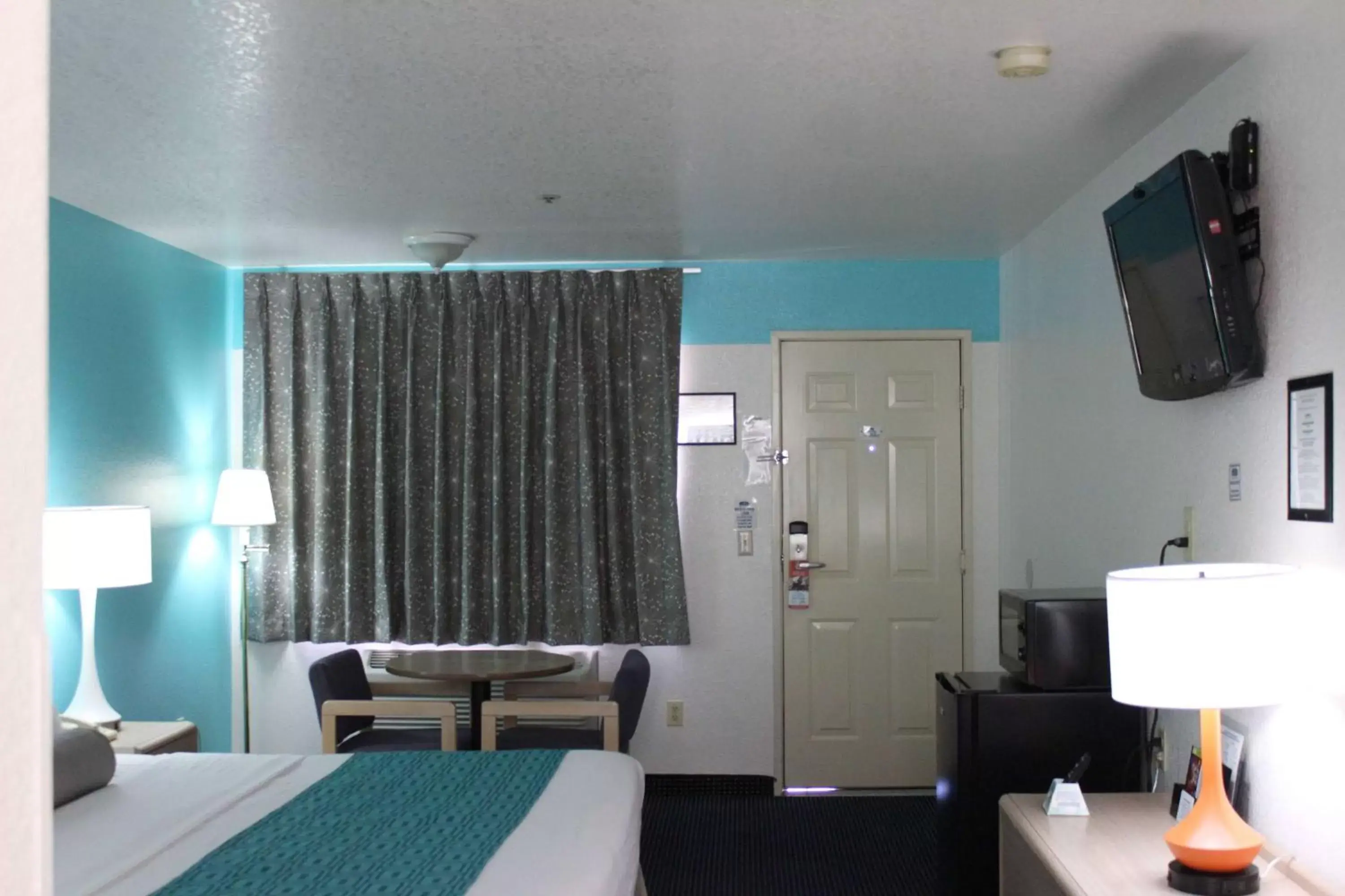 Photo of the whole room, Bed in Howard Johnson by Wyndham Holbrook