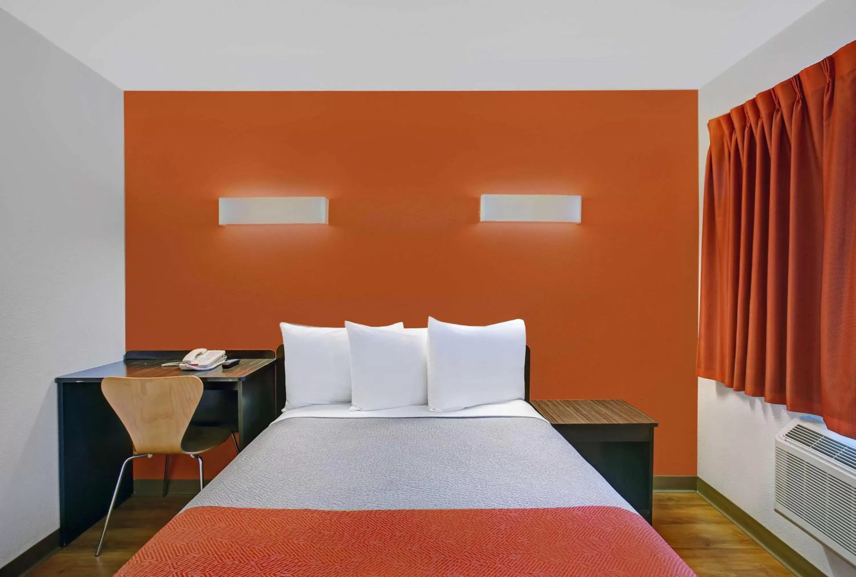 Photo of the whole room, Bed in Motel 6-Santa Clara, CA