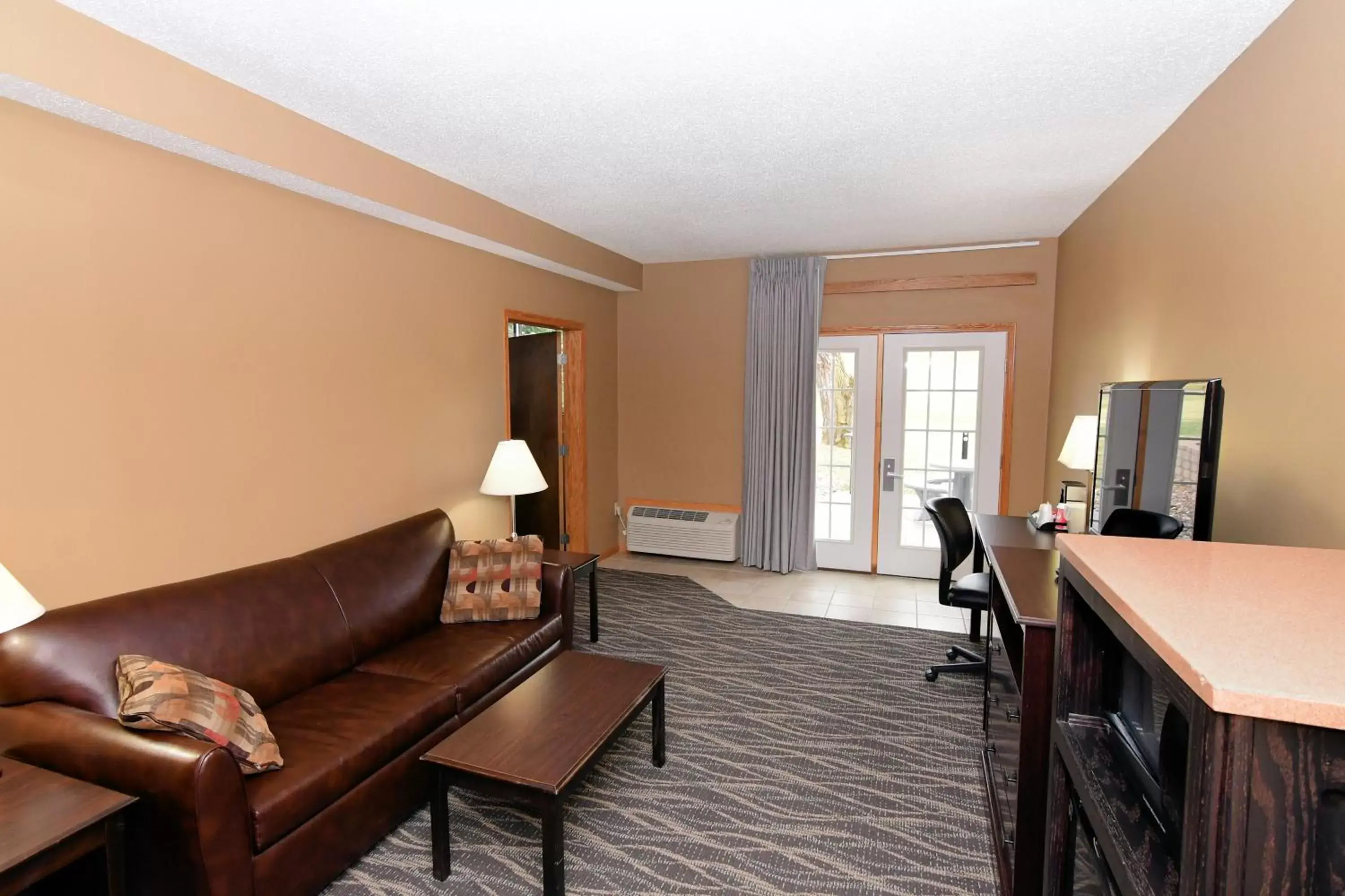 TV and multimedia, Seating Area in Cobblestone Inn & Suites - Denison | Majestic Hills