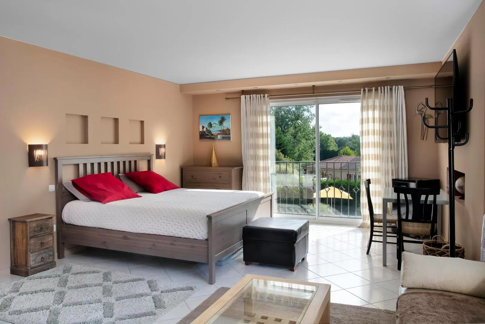 Photo of the whole room in La perle rouge A Panazol