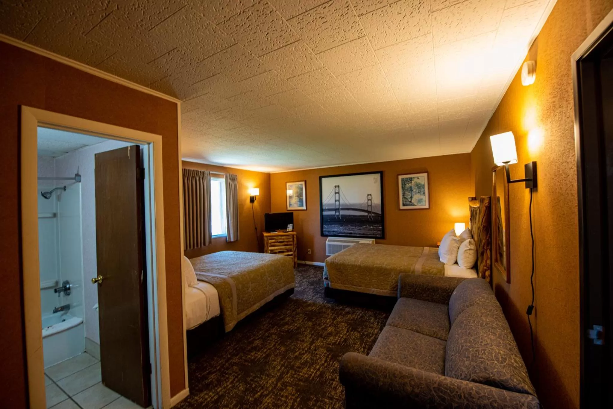 Bed in Super 8 by Wyndham Bridgeview of Mackinaw City