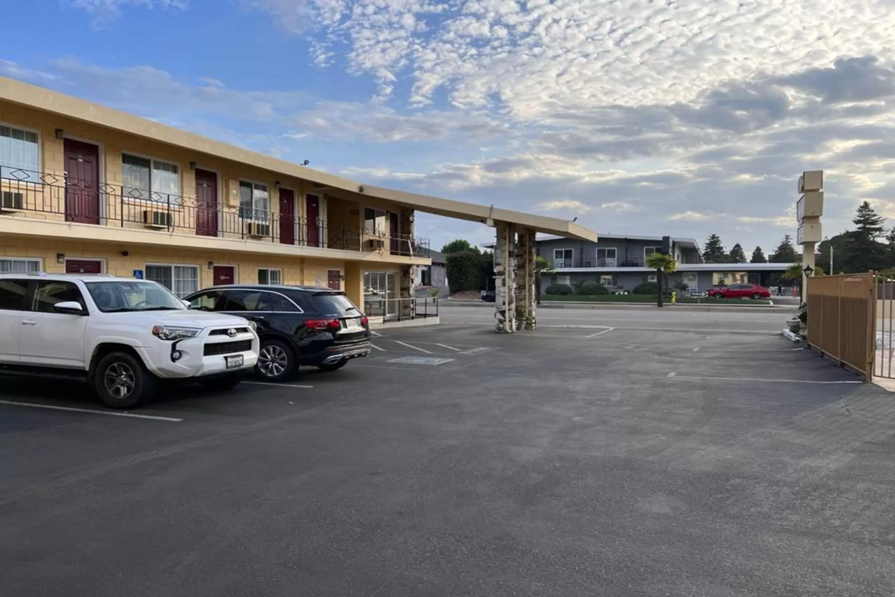 Parking, Property Building in The Islander Motel Santa Cruz