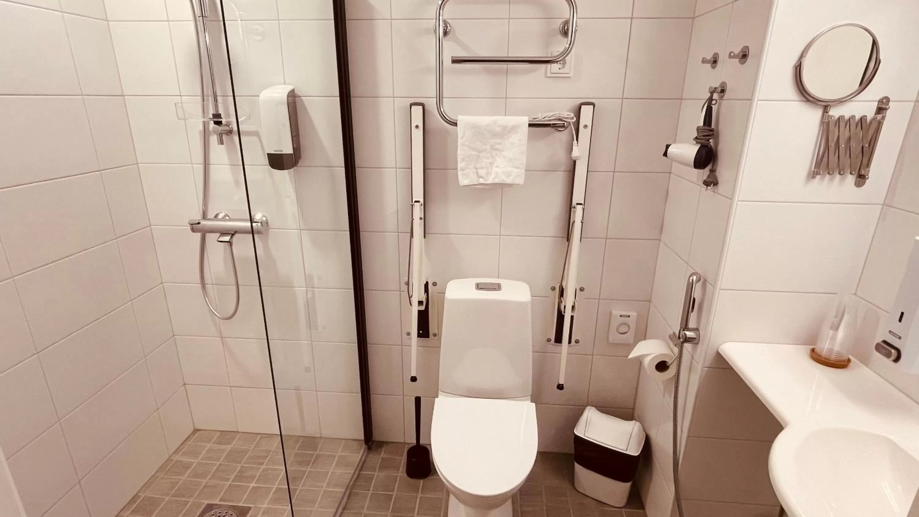 Toilet in Hotelli Loimu by UHANDA